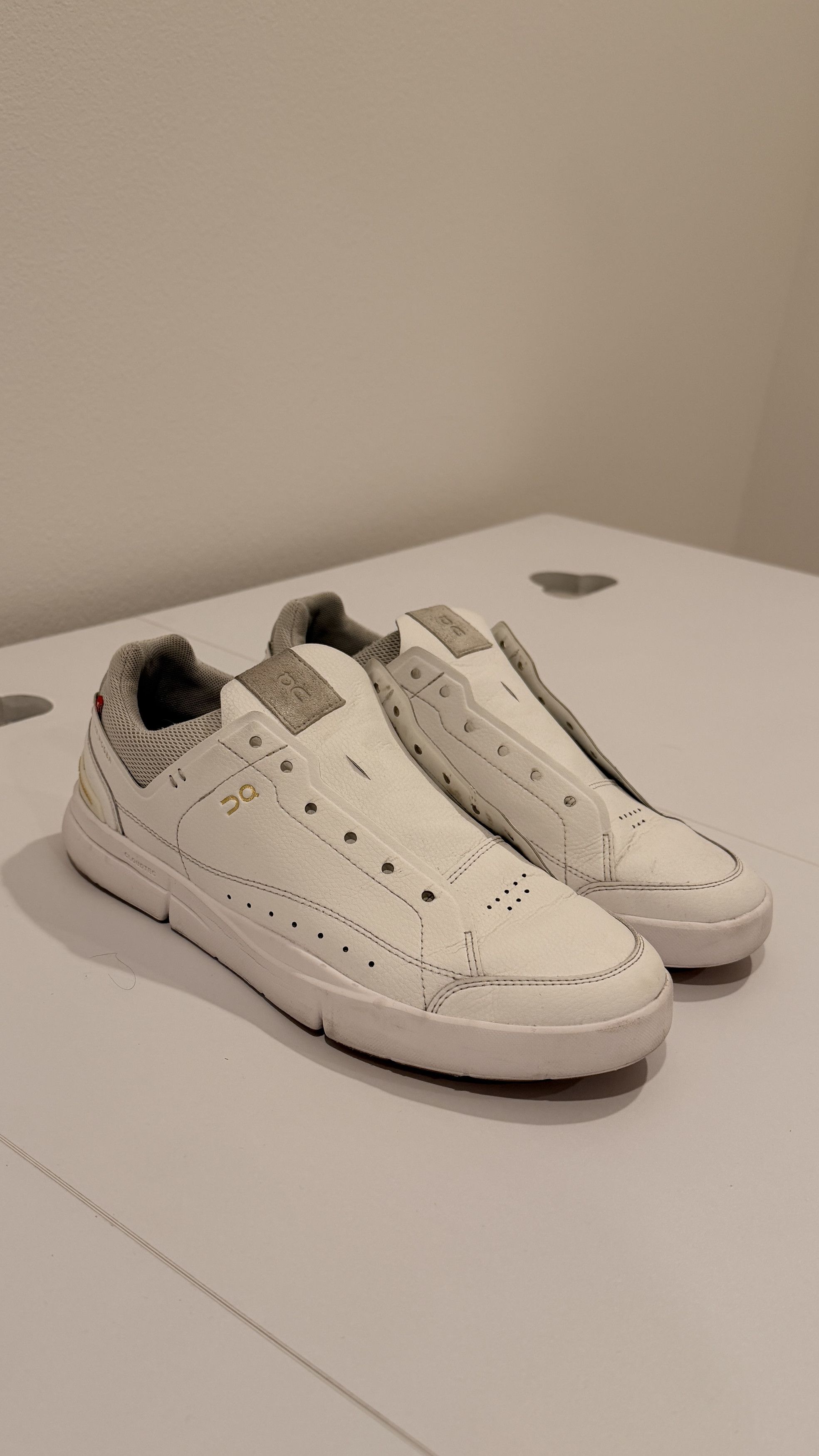 On Running THE ROGER Advantage – White/Gold – Tennis Sneaker