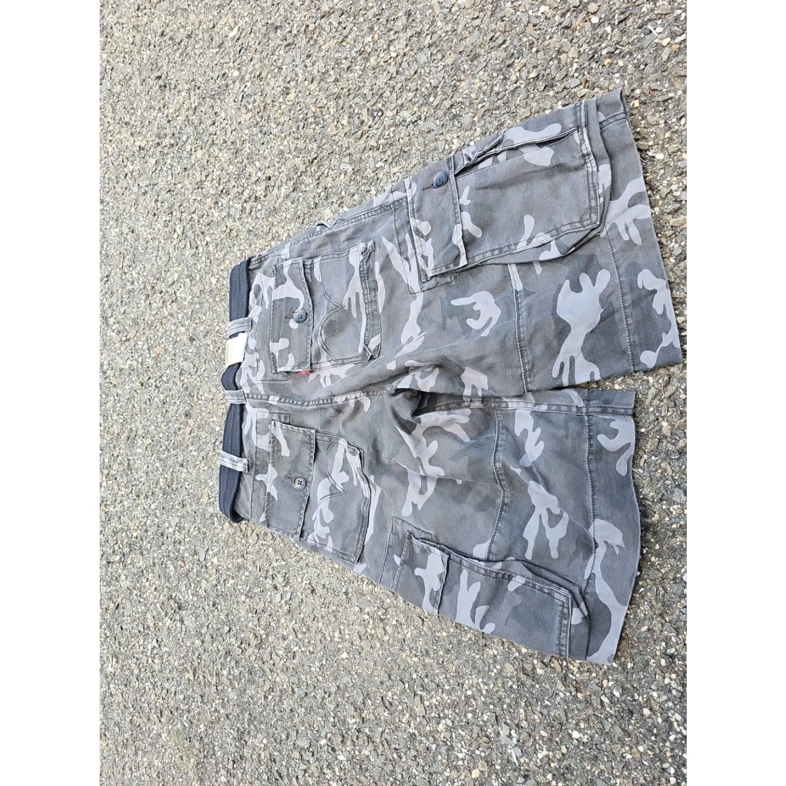 Levi's VINTAGE Levi's Camouflage Cargo Shorts Mens 29 Gray Camouflage 11in Inseam Cargo Pocket Belt Loops Cotton Straight Front Size US 29 - 2 Thumbnail