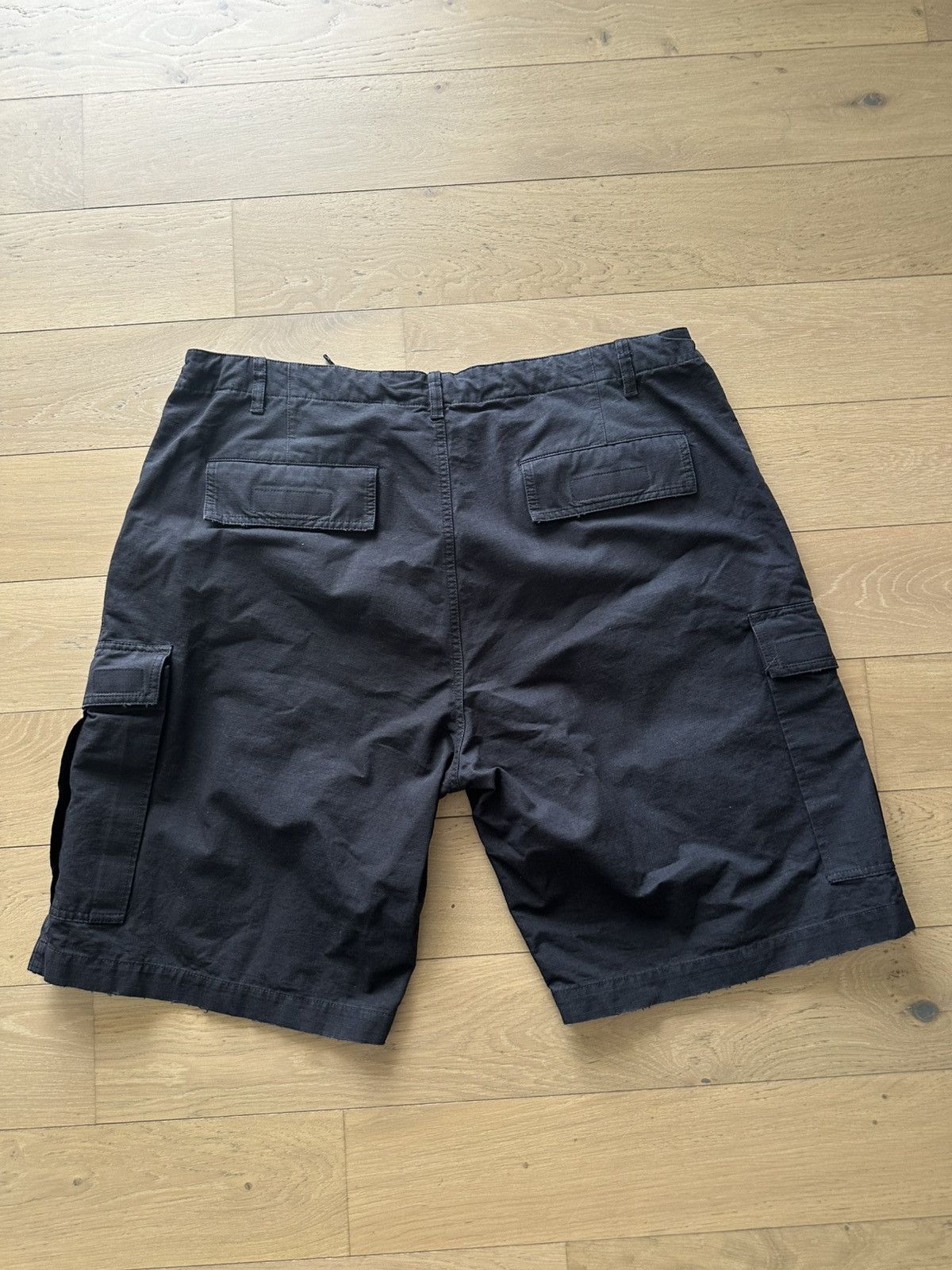Balenciaga BALENCIAGA WIDE-LEG DISTRESSED CARGO SHORTS Size US 34 / EU 50 - 3 Thumbnail