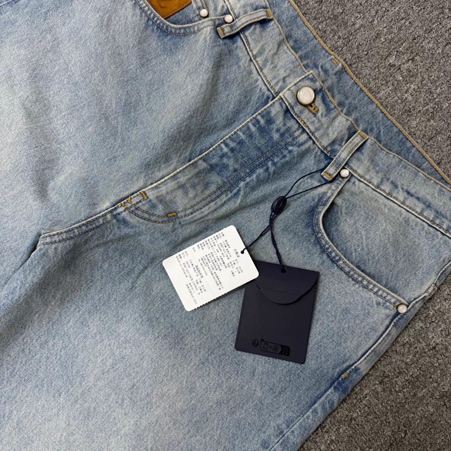 Louis Vuitton LV Embroidered Logo Jeans Women's 34 Unused w/ Tags Size 25" / US 0 / IT 36 - 3 Thumbnail