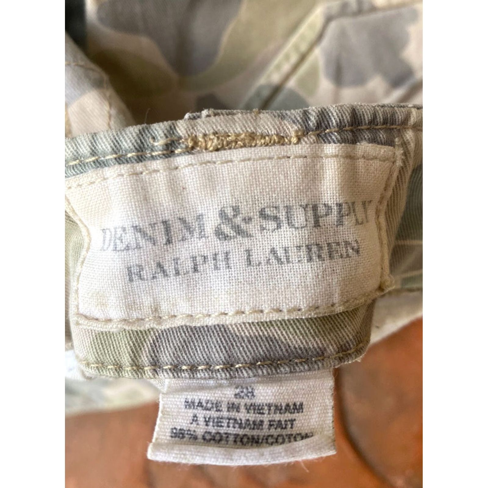 Ralph Lauren Denim & Supply Ralph Lauren Duck Camo Cargo Ankle Zip Pants Women 28 Green Camouflage Army 28 Mens Womens Size 28" / US 6 / IT 42 - 2 Thumbnail