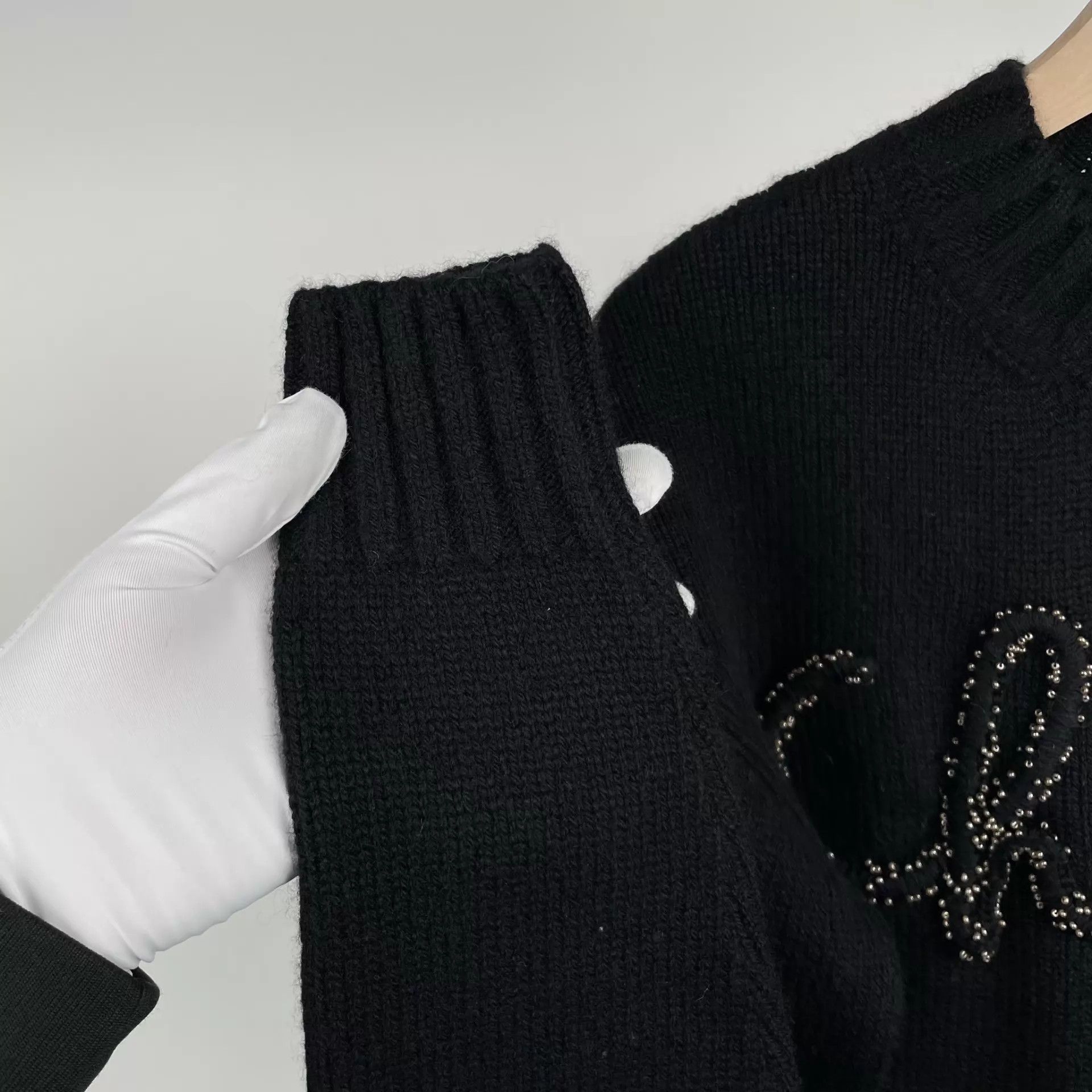 Chanel Chanel 20B Beaded Logo Cashmere Sweater Women's Size 34 Size XS / US 0-2 / IT 36-38 - 3 Thumbnail
