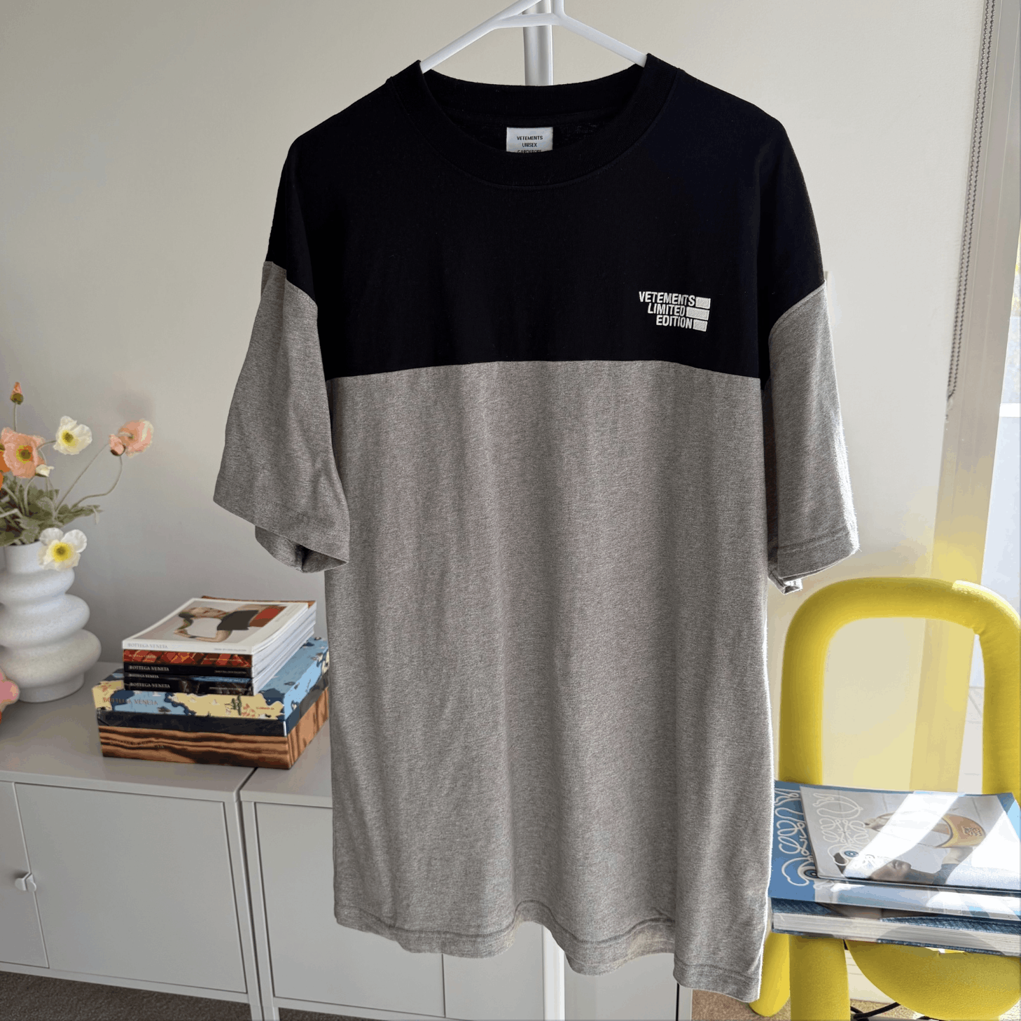 Vetements Vetements Contrast-Panel Logo T-Shirt Size US S / EU 44-46 / 1 - 1 Thumbnail