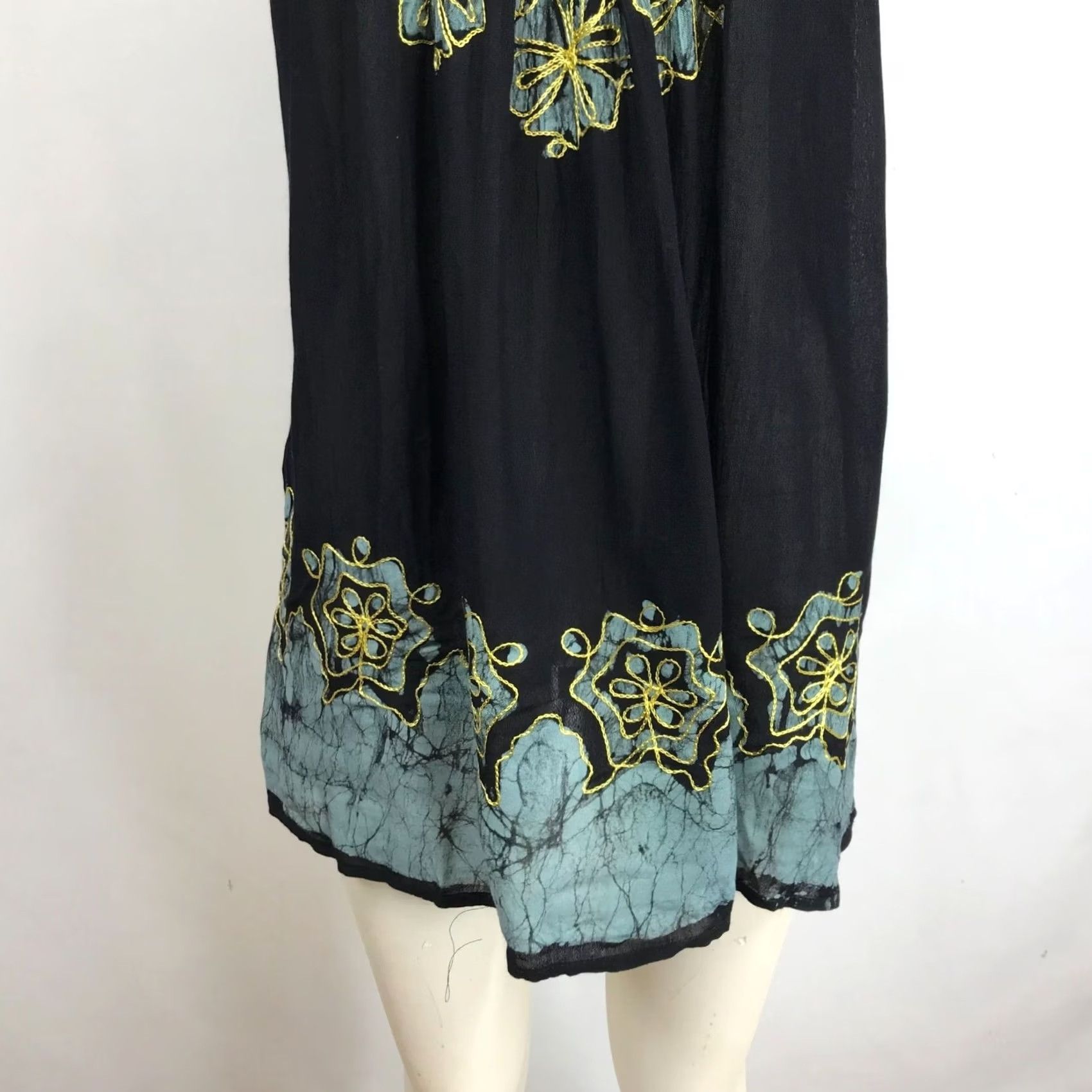 Vintage SAKKAS WOMEN'S FREE SIZE BLACK/MINT SLEEVELESS V NECK EMBROIDERED TOP Size ONE SIZE - 3 Thumbnail