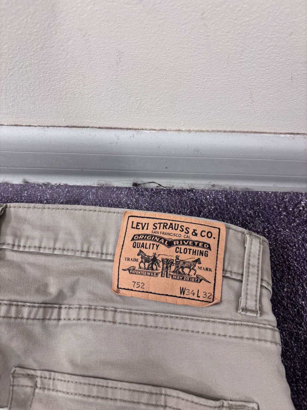 Levi's Vintage Levi’s 752 White Tab Men’s Beige/Grey Pants Jeans Size US 34 / EU 50 - 7 Thumbnail
