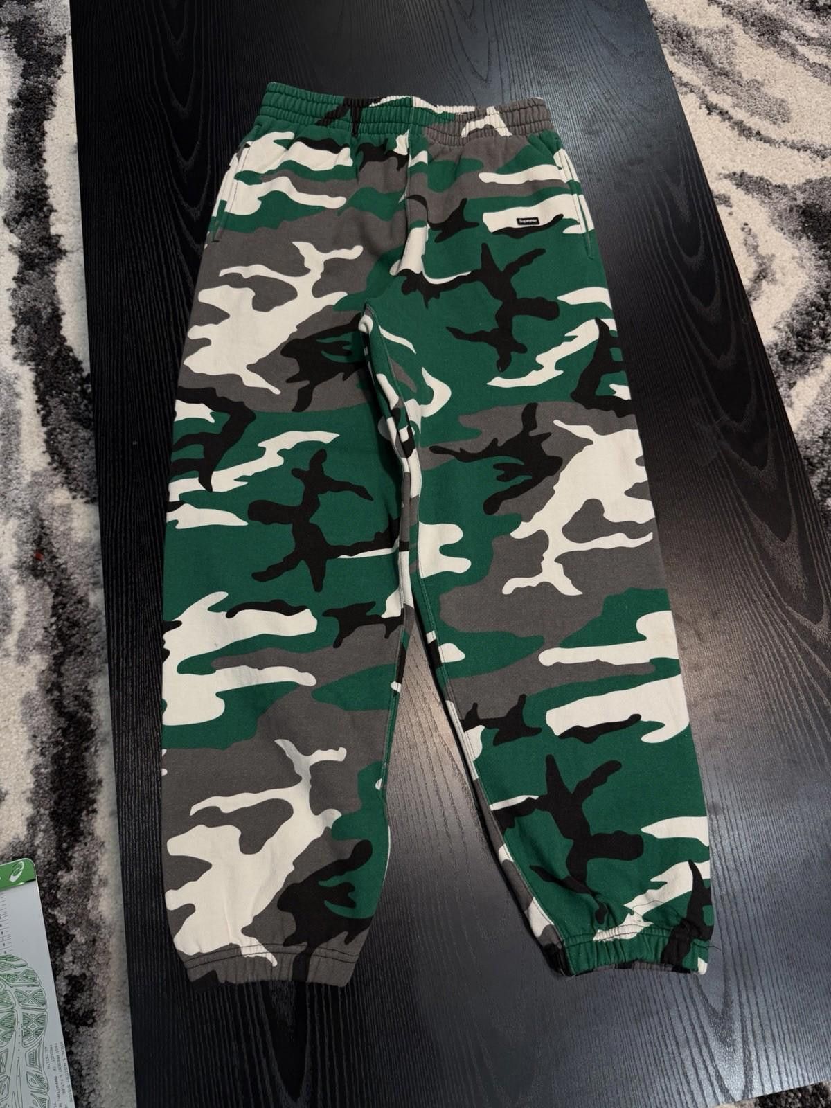 Supreme Supreme Small Box Sweatpant Green Camo Brand New Size US 30 / EU 46 - 1 Thumbnail