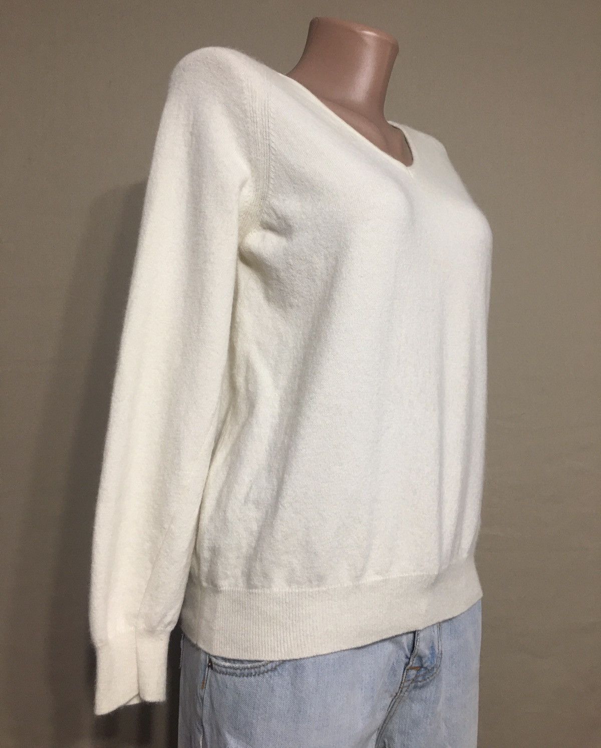 Valentino × Vintage VALENTINO Sport Ivory Cashmere V-neck Vintage Sweater Size M / US 6-8 / IT 42-44 - 6 Thumbnail