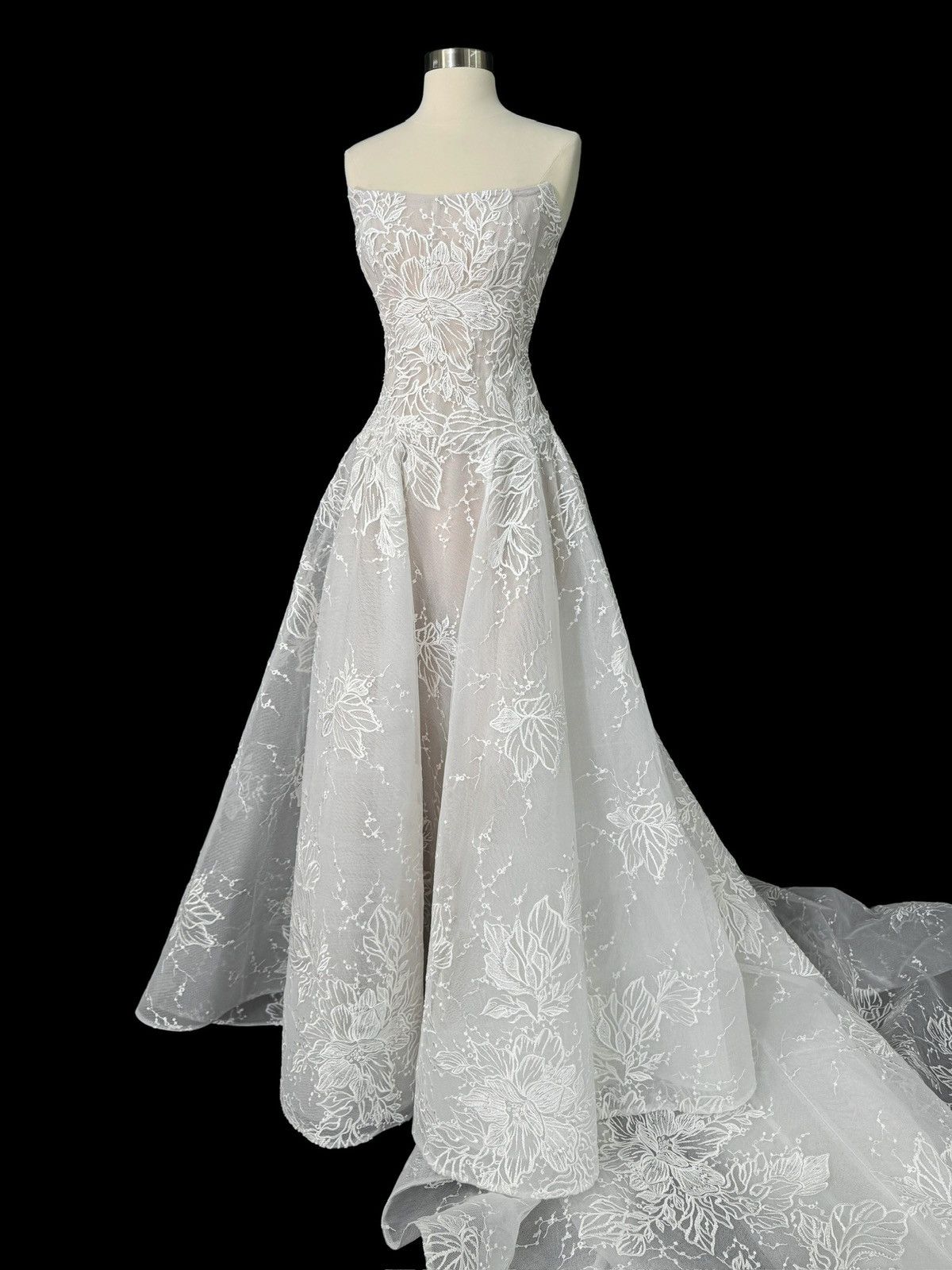 Preloved US 2-4 Anna Augusta Embroidery lace Bridal Gown