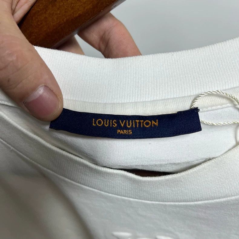 Louis Vuitton Louis Vuitton White embossed short sleeves 2504-Nextarrow Size US L / EU 52-54 / 3 - 3 Thumbnail