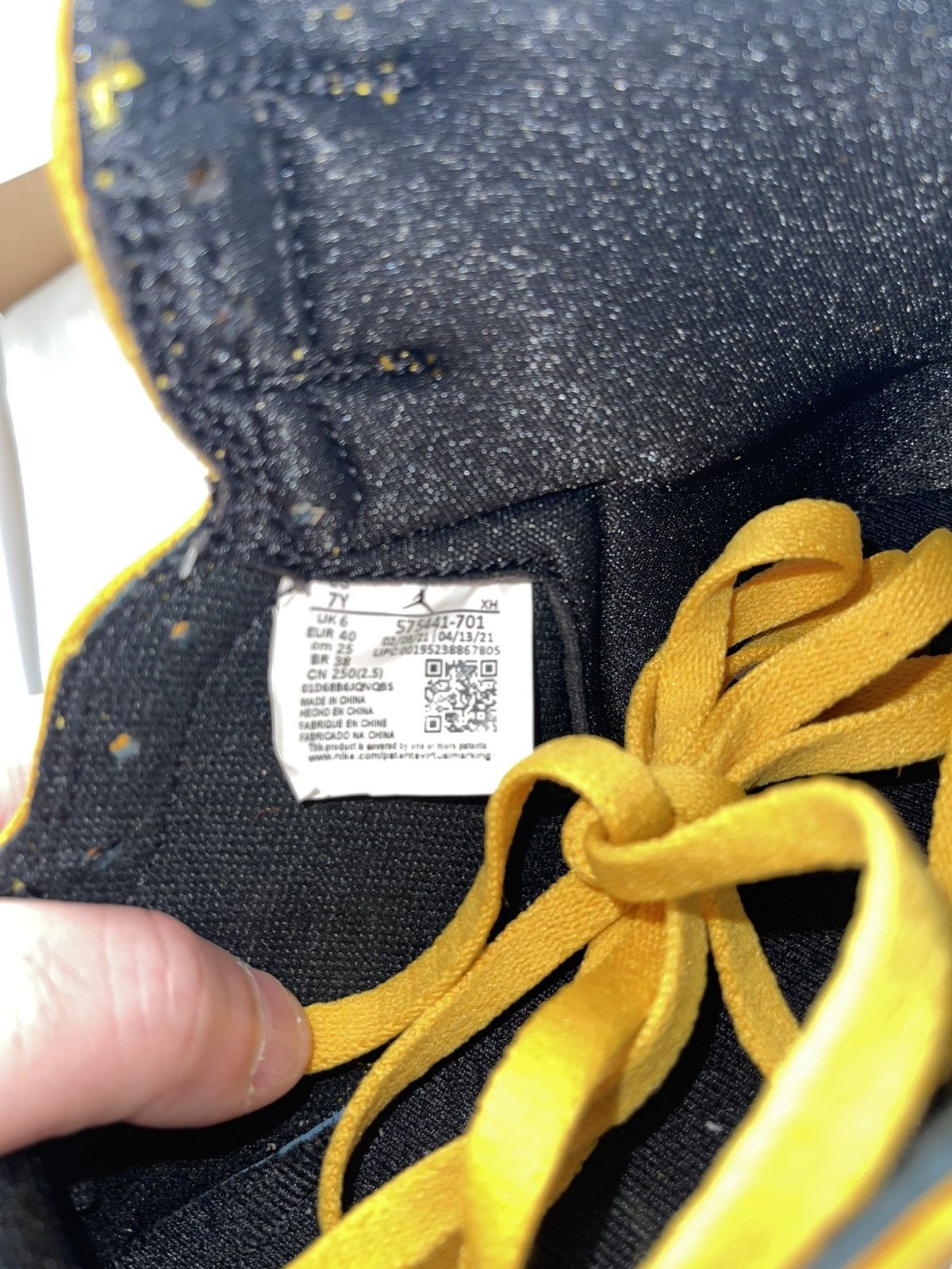 Jordan Brand Nike Air Jordan Retro OG pollen size 7Y or women’s 8 Size US 7 / EU 40 - 5 Thumbnail