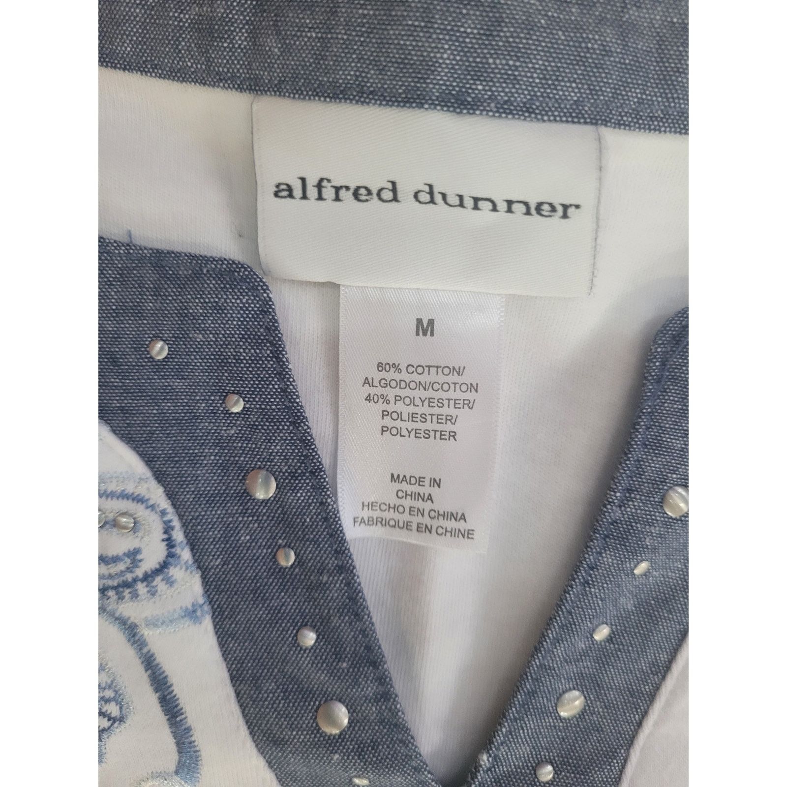 Other Alfred Dunner Wht/Denim Flower Shirt V Neck Sz M Size M / US 6-8 / IT 42-44 - 5 Thumbnail