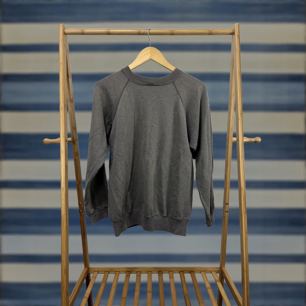 Hanes VTG 80s Hanes Gradient Sun Faded Worn Raglan Sweatshirt L Mens Gray Pullover Size US L / EU 52-54 / 3 - 1 Thumbnail