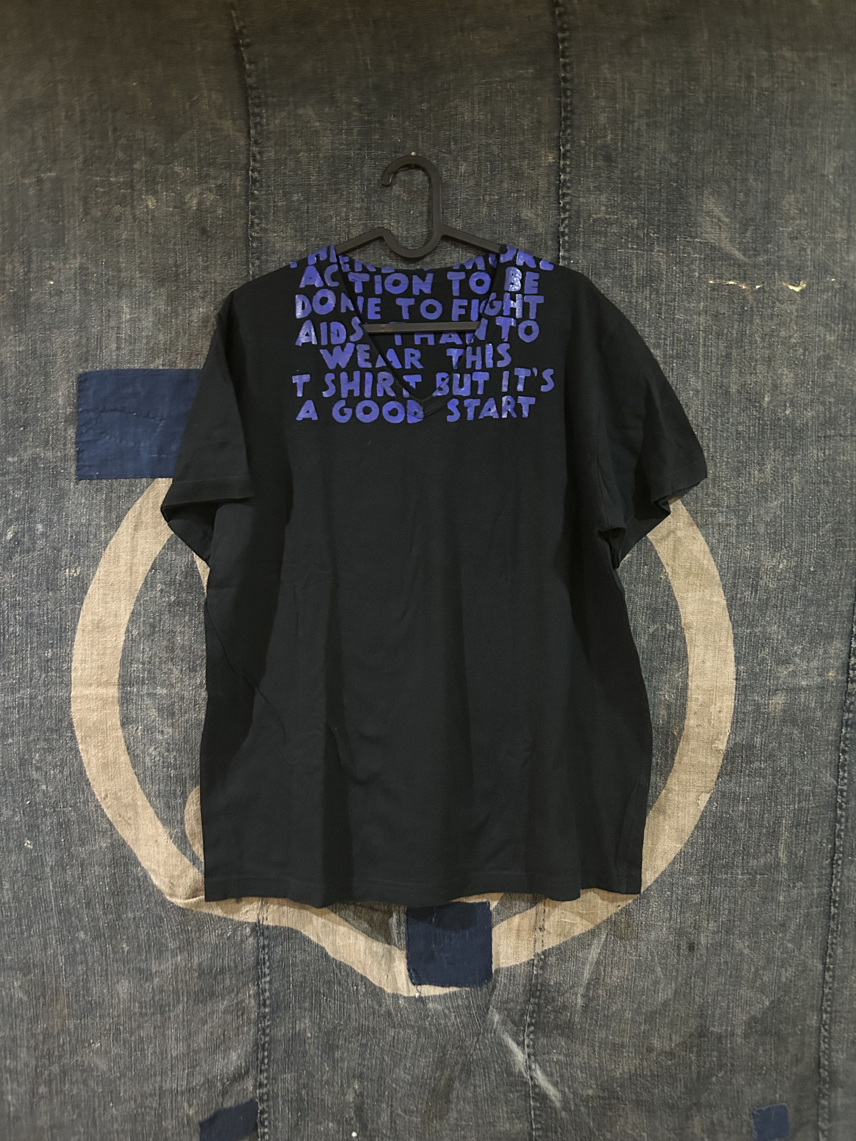 トップス Maison Martin Margiela 03SS Aids Tee Maison Martin Margiela AIDS Awareness Garment Dyed V-neck T