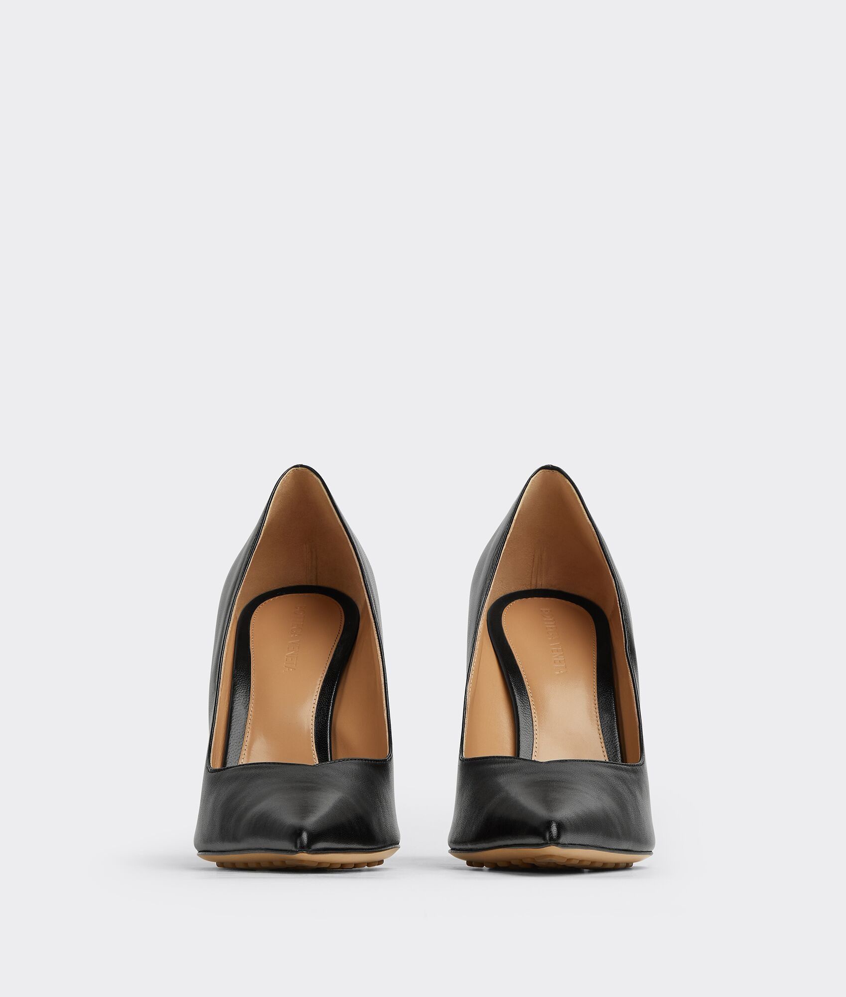o1n1vont1224 Punta Pumps in Black