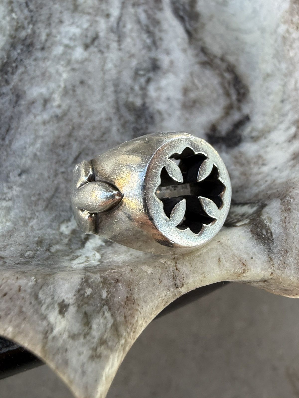 Cutout CH Plus Fleur Band Ring - 7