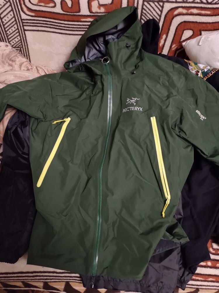 image of Arcteryx Light Jacket in Green, Men's (Size Medium)