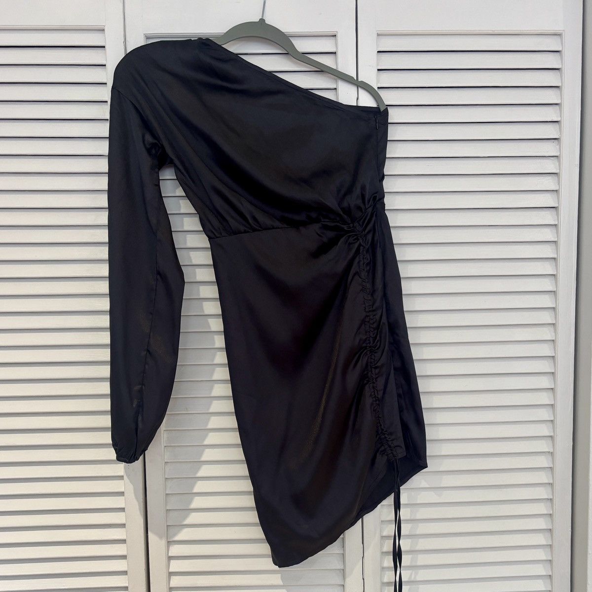 PrettyLittleThing PrettyLittleThing Black One Sleeve Silk Mini Dress NWOT Size XS / US 0-2 / IT 36-38 - 1 Thumbnail
