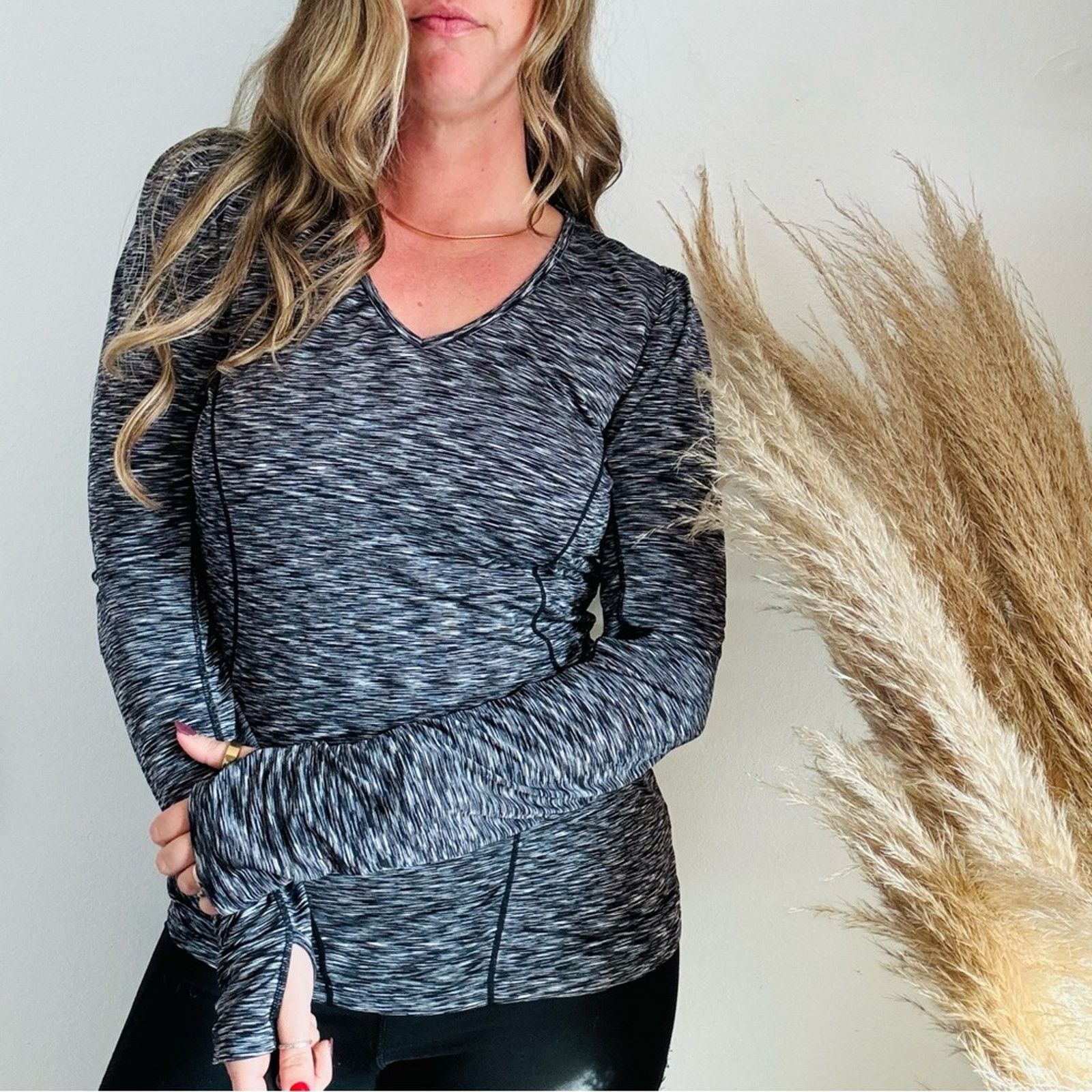 Athleta ATHLETA Black Grey White Long Sleeve VNeck Workout Shirt Top Size S / US 4 / IT 40 - 9 Thumbnail