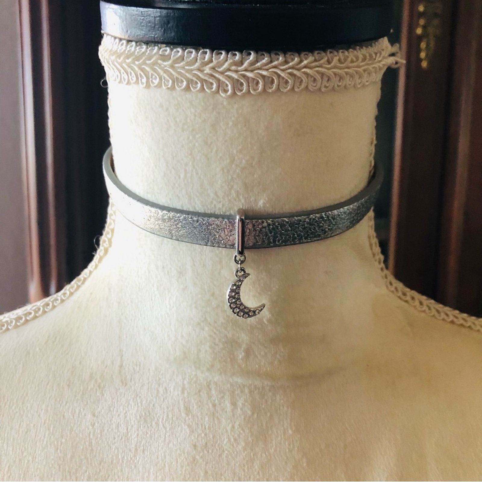 Jewelry Jessica Simpson silver leather sparkle moon choker necklace Size ONE SIZE - 2 Thumbnail