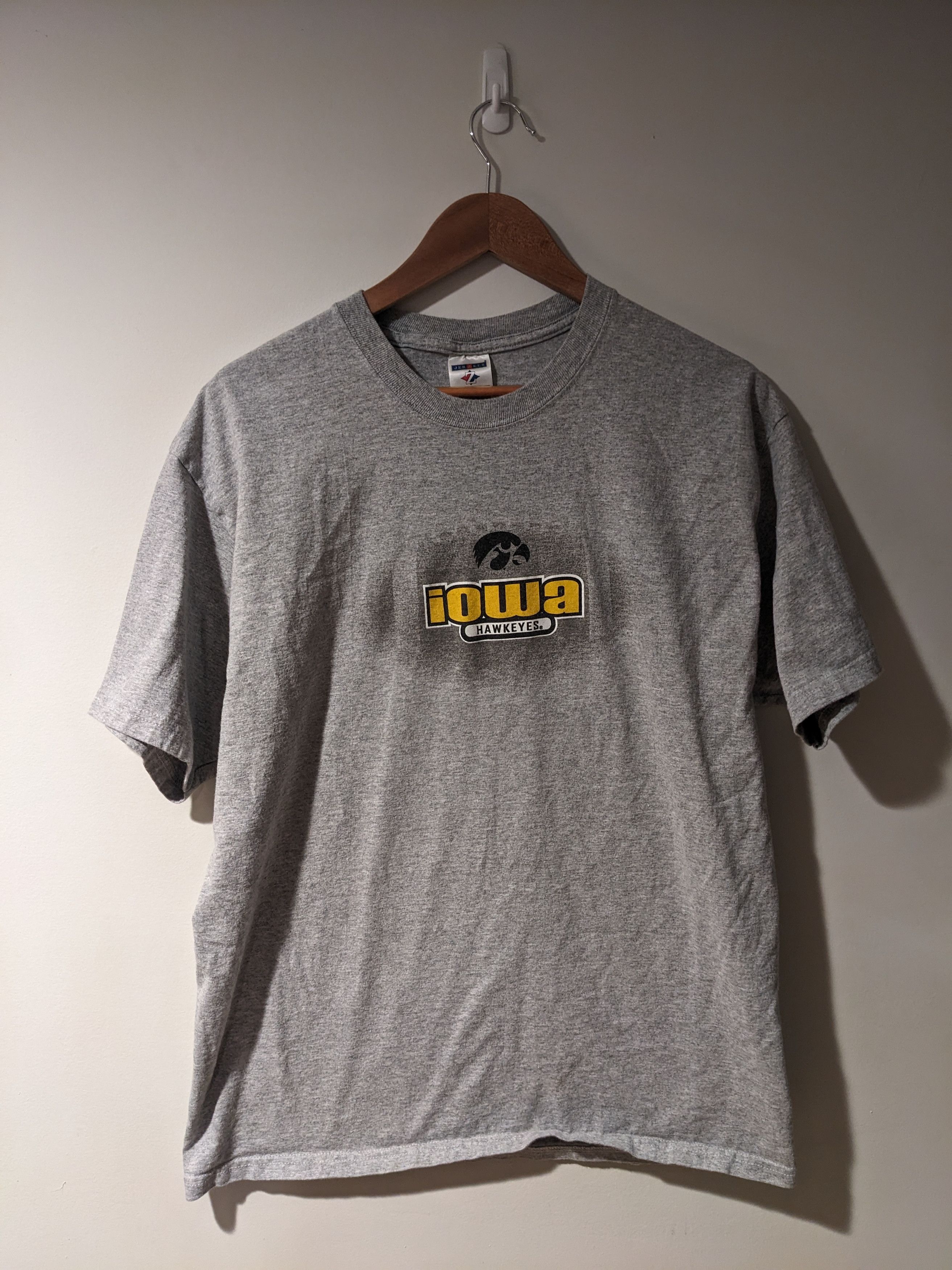 Vintage Vintage Y2K Iowa Hawkeye College Football X-Large T-Shirt Size US XL / EU 56 / 4 - 1 Thumbnail