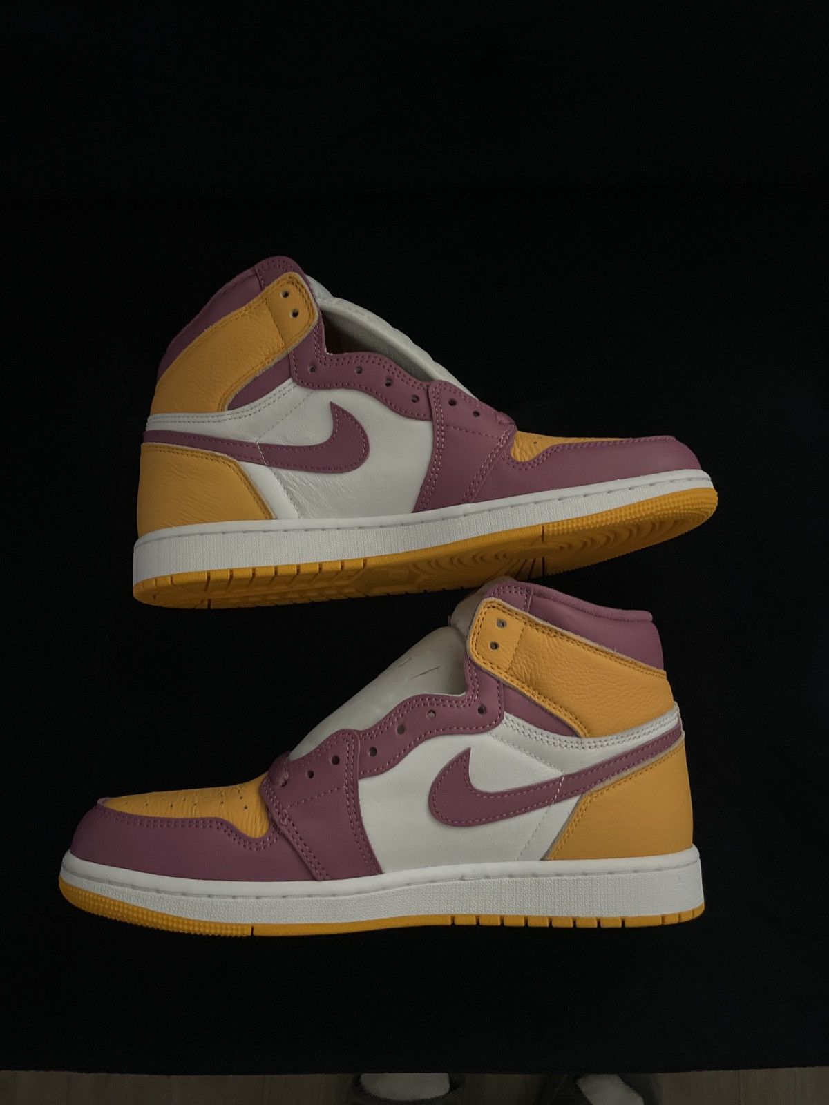 Nike Jordan 1 high OG “brotherhood” Size US 9.5 / EU 42-43 - 1 Thumbnail