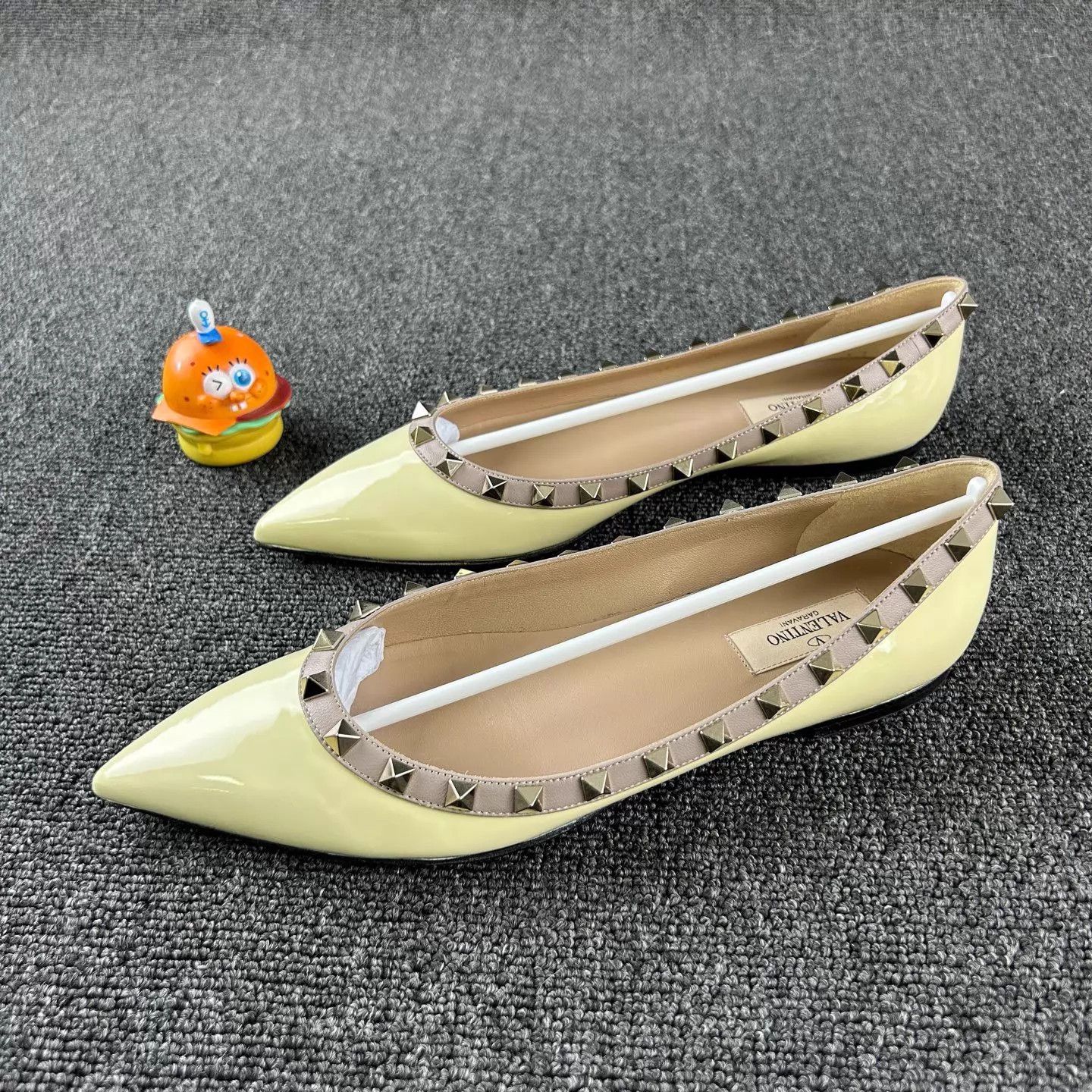 Valentino Valentino Yellow Patent Leather Studded Flats 39.5 Size US 9 / IT 39 - 1 Thumbnail