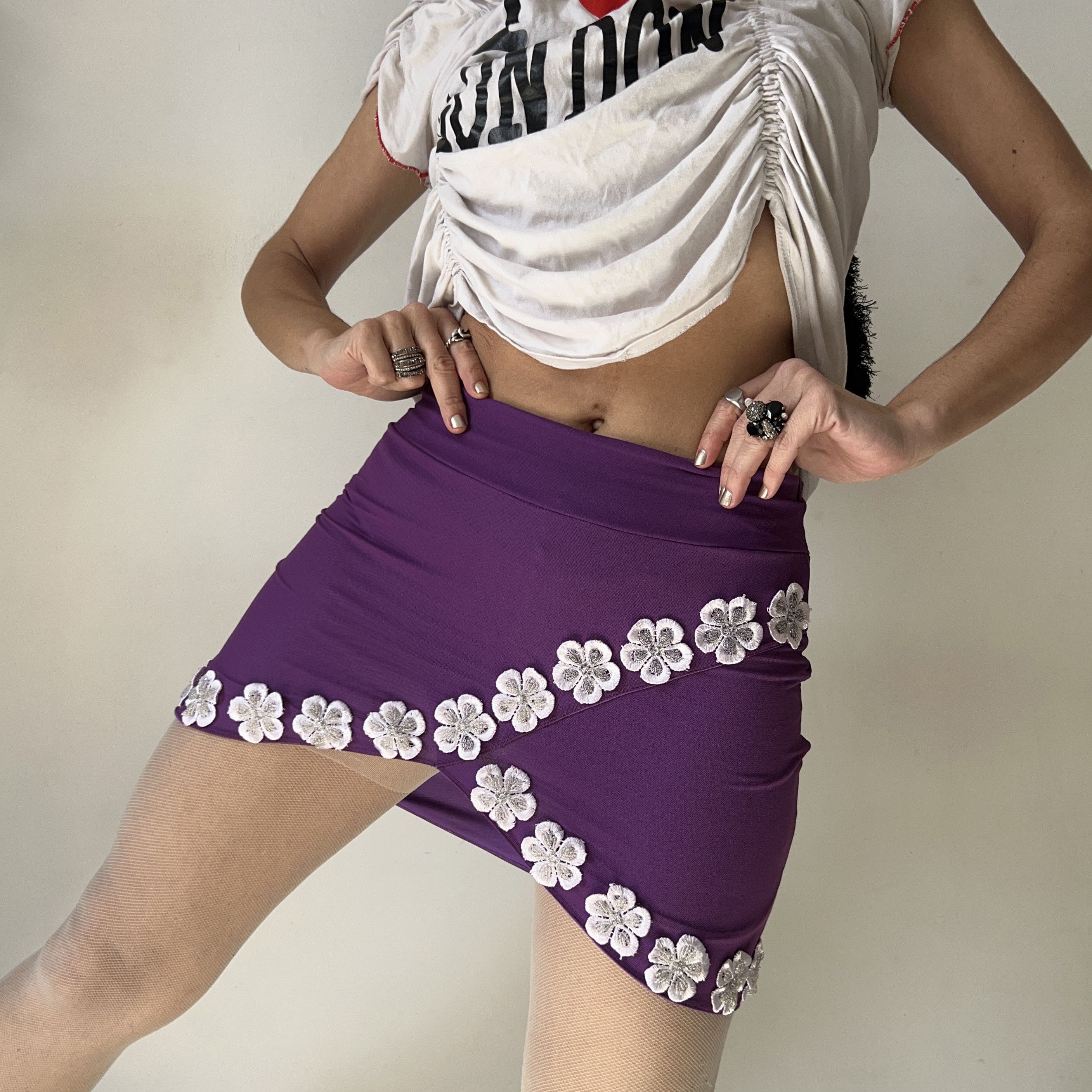 Vintage Vintage Y2K Purple Wrap Mini Skirt with Floral Appliqué Size 27" / US 4 / IT 40 - 8 Thumbnail