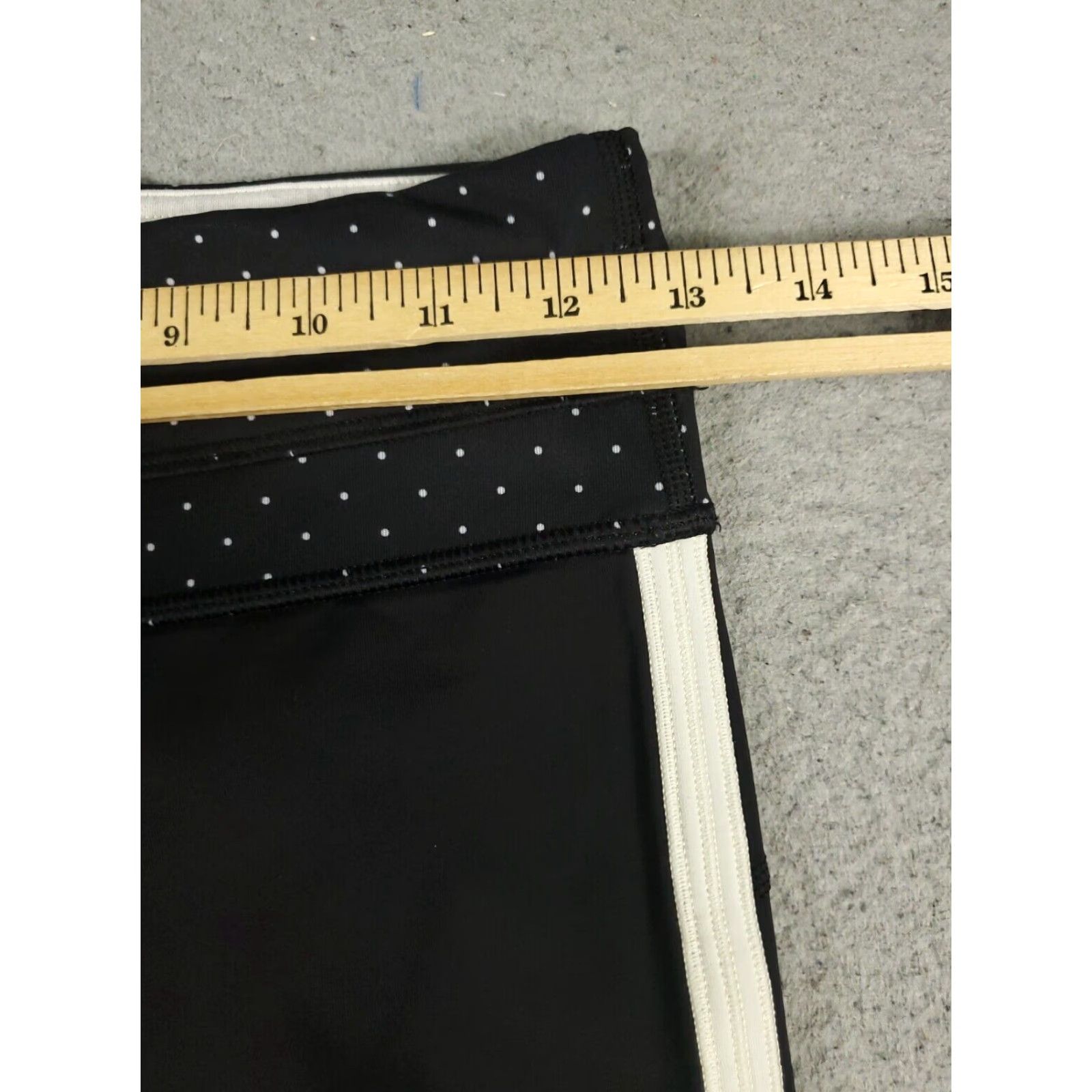 Lululemon Lululemon Leggings Shirt Capri Black Womens Size 4 Pockets Athleisure Logo Modern Capris Size 27" / US 4 / IT 40 - 3 Thumbnail