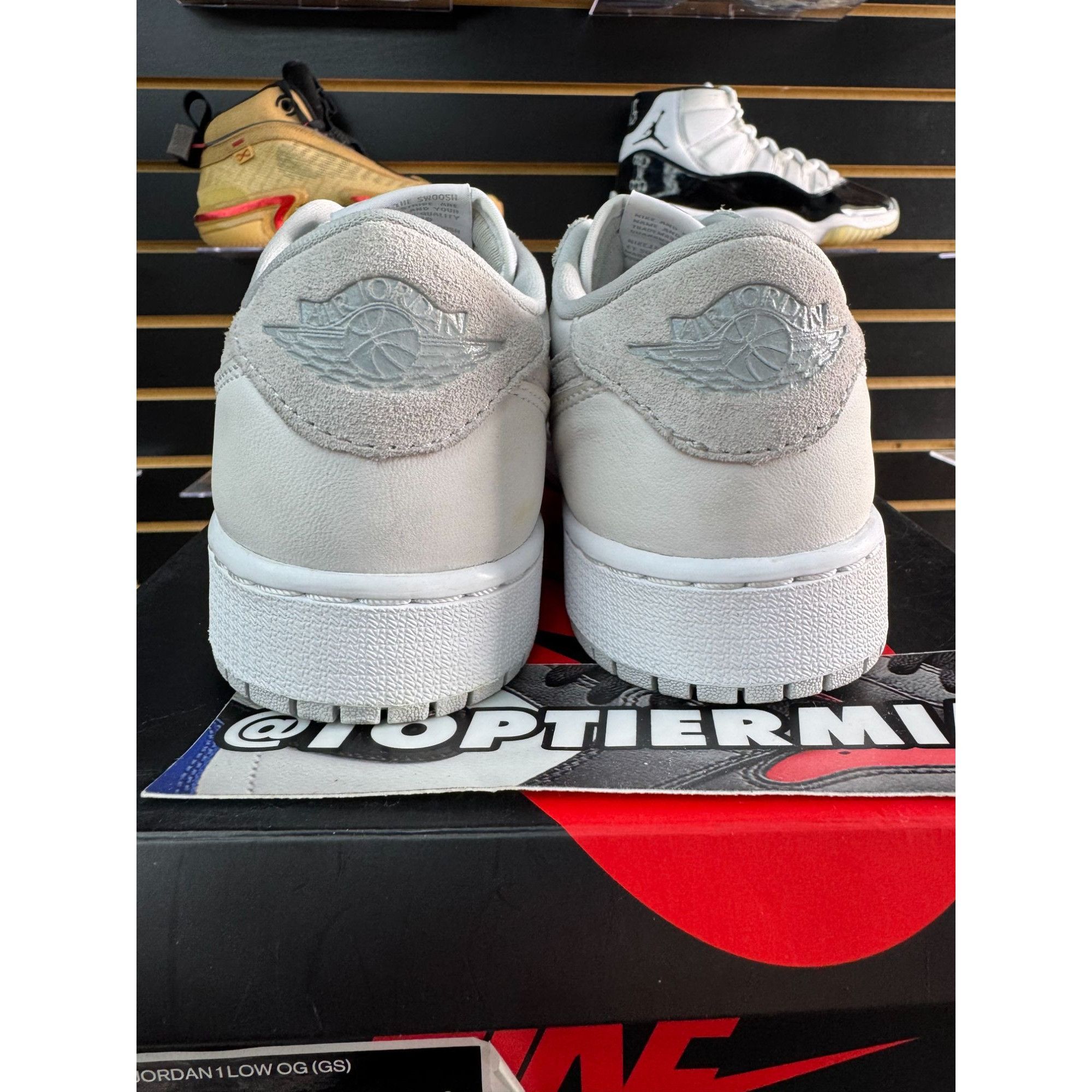AIR JORDAN 1 LOW OG NEUTRAL GREY (GS) SZ 5Y