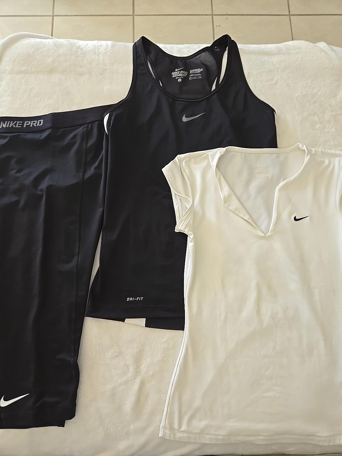 Nike Nike Pro 3 Pcs Set Combat Dri Fit Capri/ 2 Tops Womens Small Size 28" / US 6 / IT 42 - 8 Thumbnail