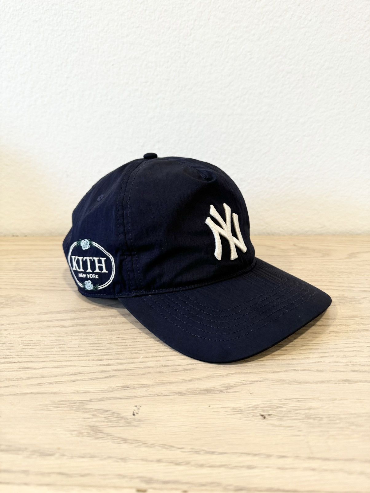 KITH Wrinkle Nylonネイビー ロゴ入り キャップ スナップバック KITH Wrinkle Nylonネイビー ロゴ入り キャップ スナップバック