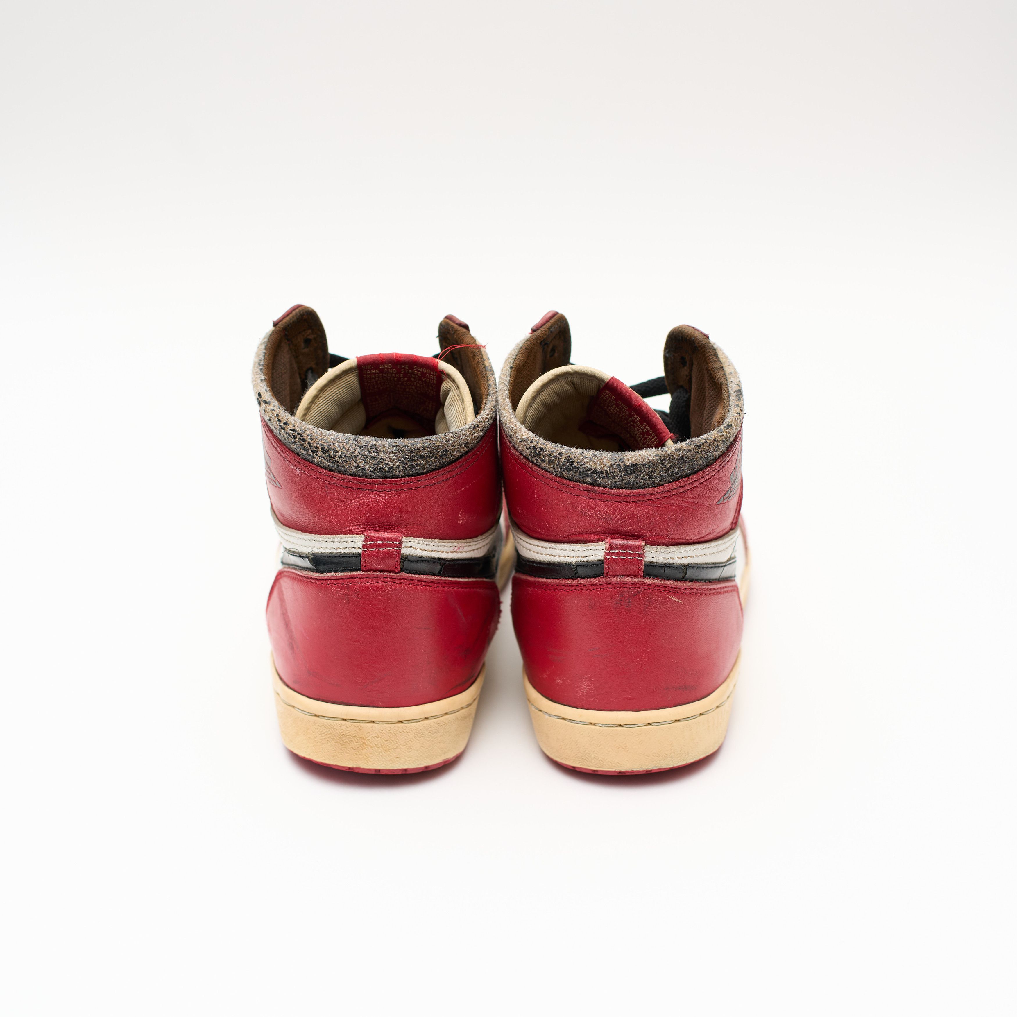 Jordan Brand 1985 Air Jordan Chicago 1 OG Size US 11 / EU 44 - 4 Thumbnail
