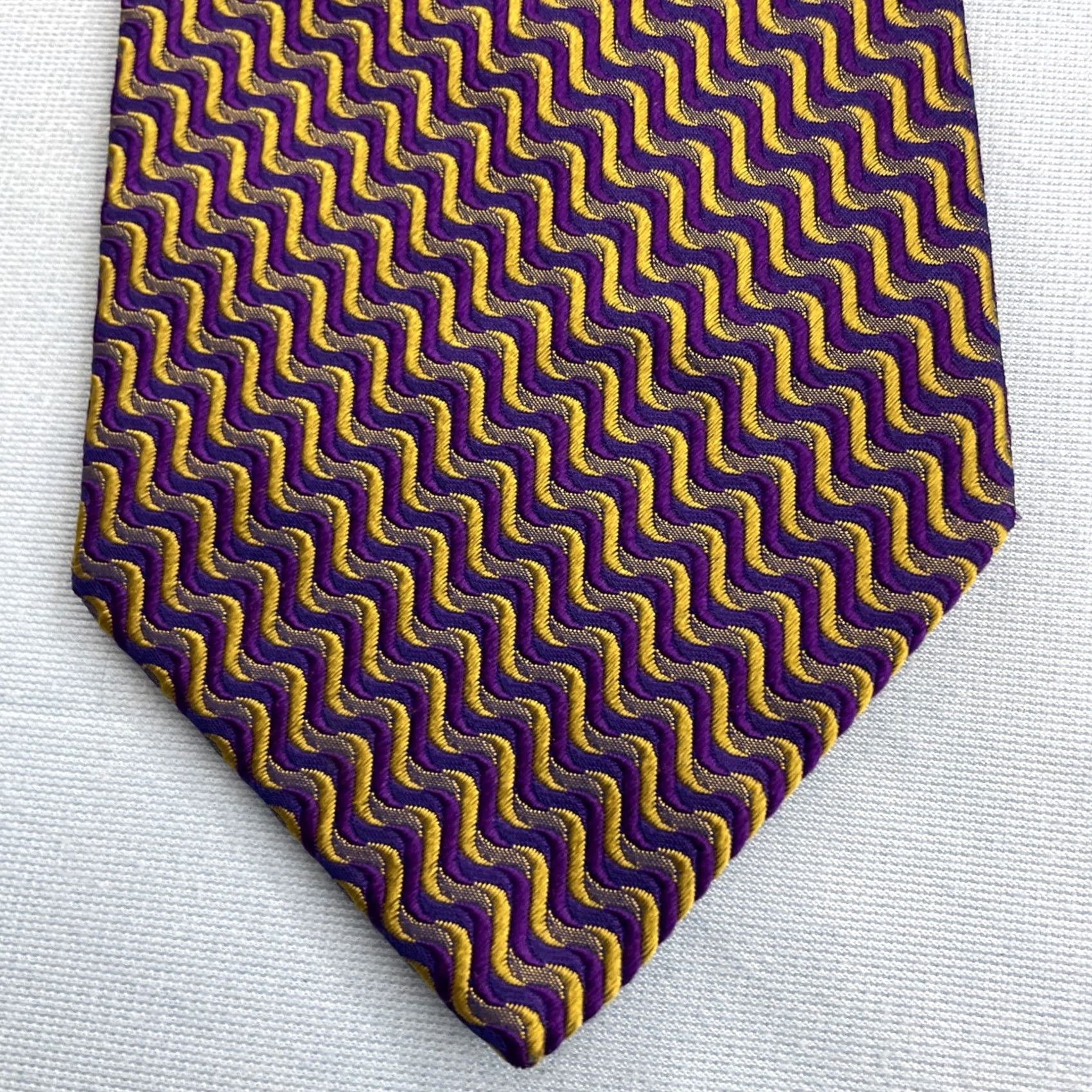 Vintage VINTAGE Pavone Geometric Optical Illusion Purple Yellow Wave Tie Italian Woven Silk 4x58 Men Silk Necktie Size ONE SIZE - 6 Thumbnail