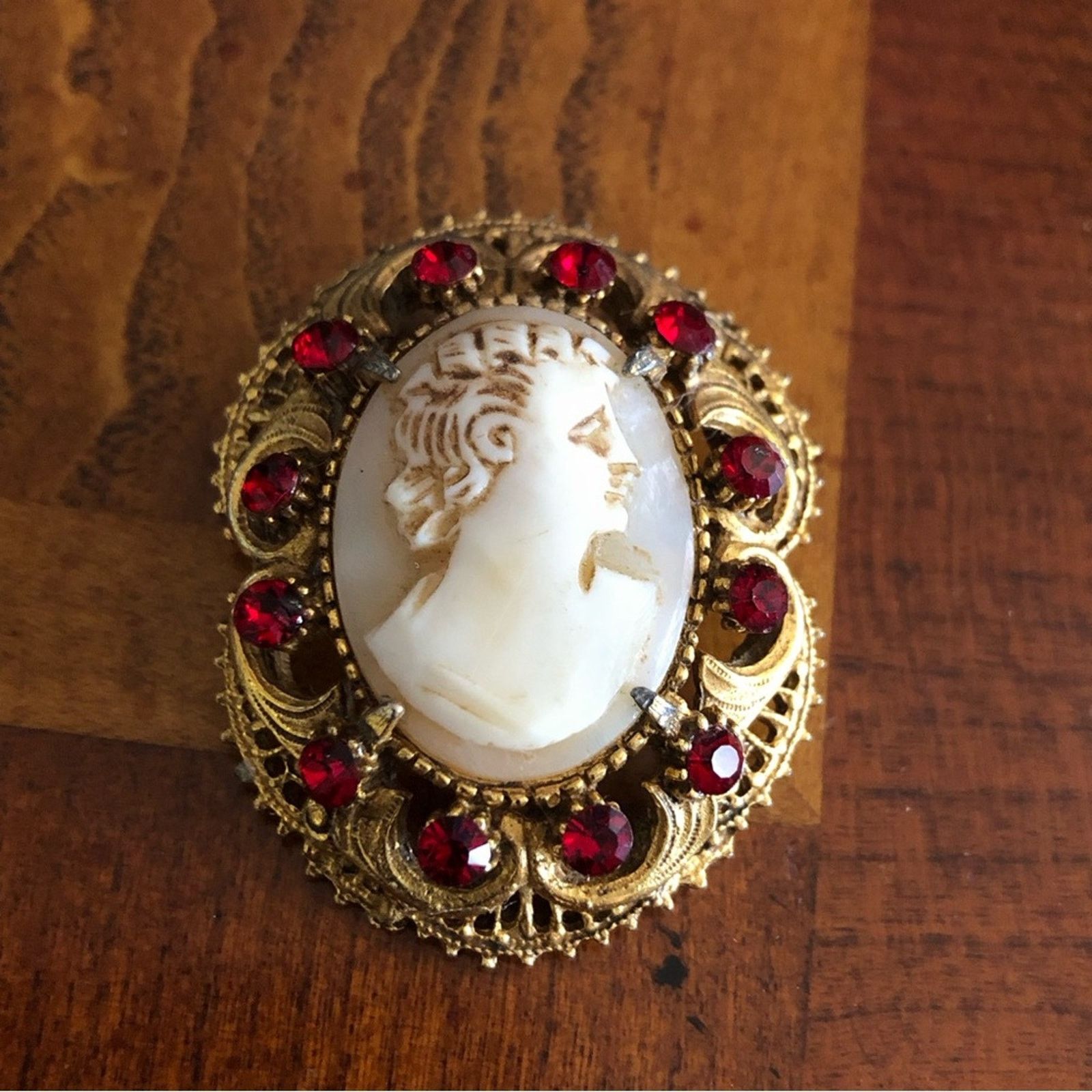 Vintage Florenza hand carved shell cameo brooch pendant