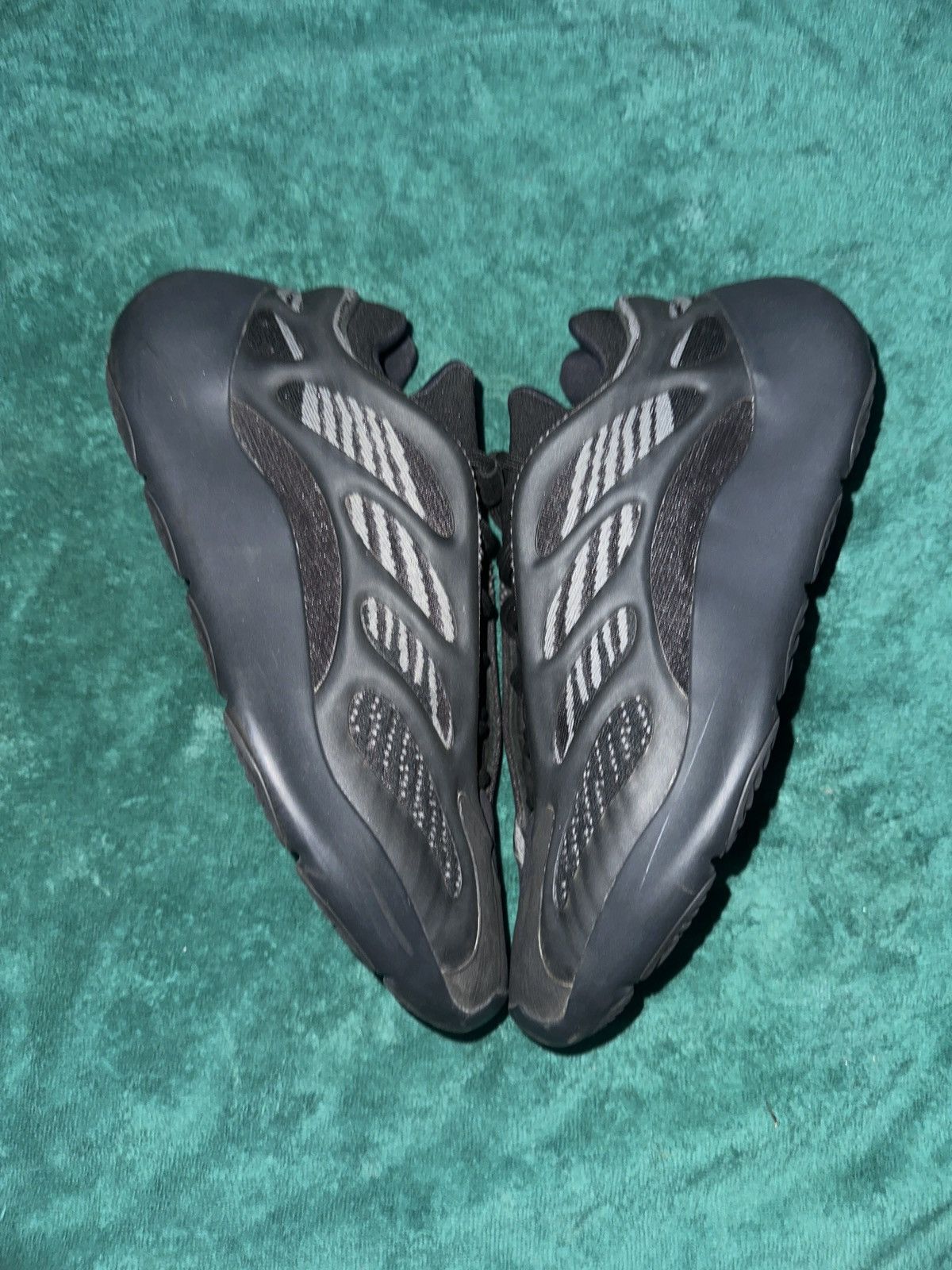 Yeezy Yeezy 700 Dark Glow VNDS 9.5 Size US 9.5 / EU 42-43 - 6 Thumbnail