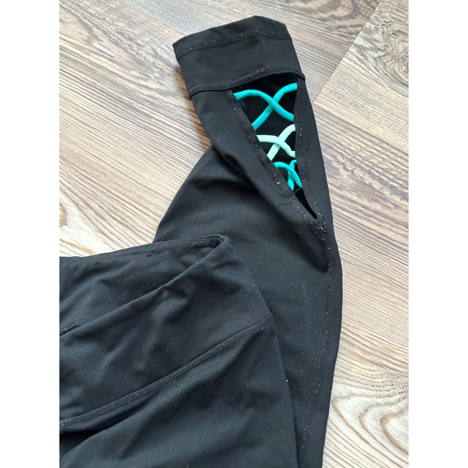 Vintage Gaiam Women's Black Capri Leggings Medium with Green Accents for Yoga Activewear Size 32" / US 10 / IT 46 - 3 Thumbnail