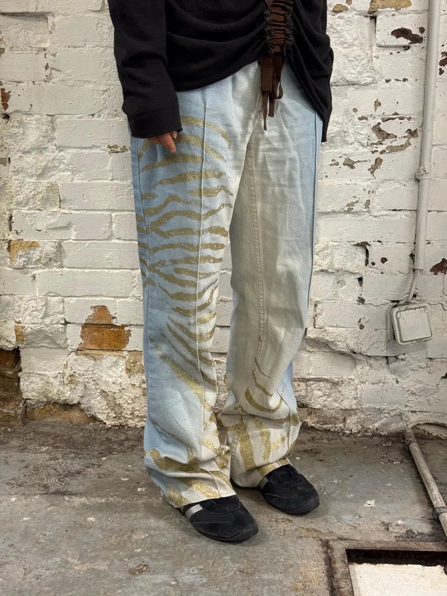 Roberto Cavalli 2000s Roberto Cavalli Light Blue Denim Gold Zebra Print Jeans Size 28" / US 6 / IT 42 - 3 Thumbnail