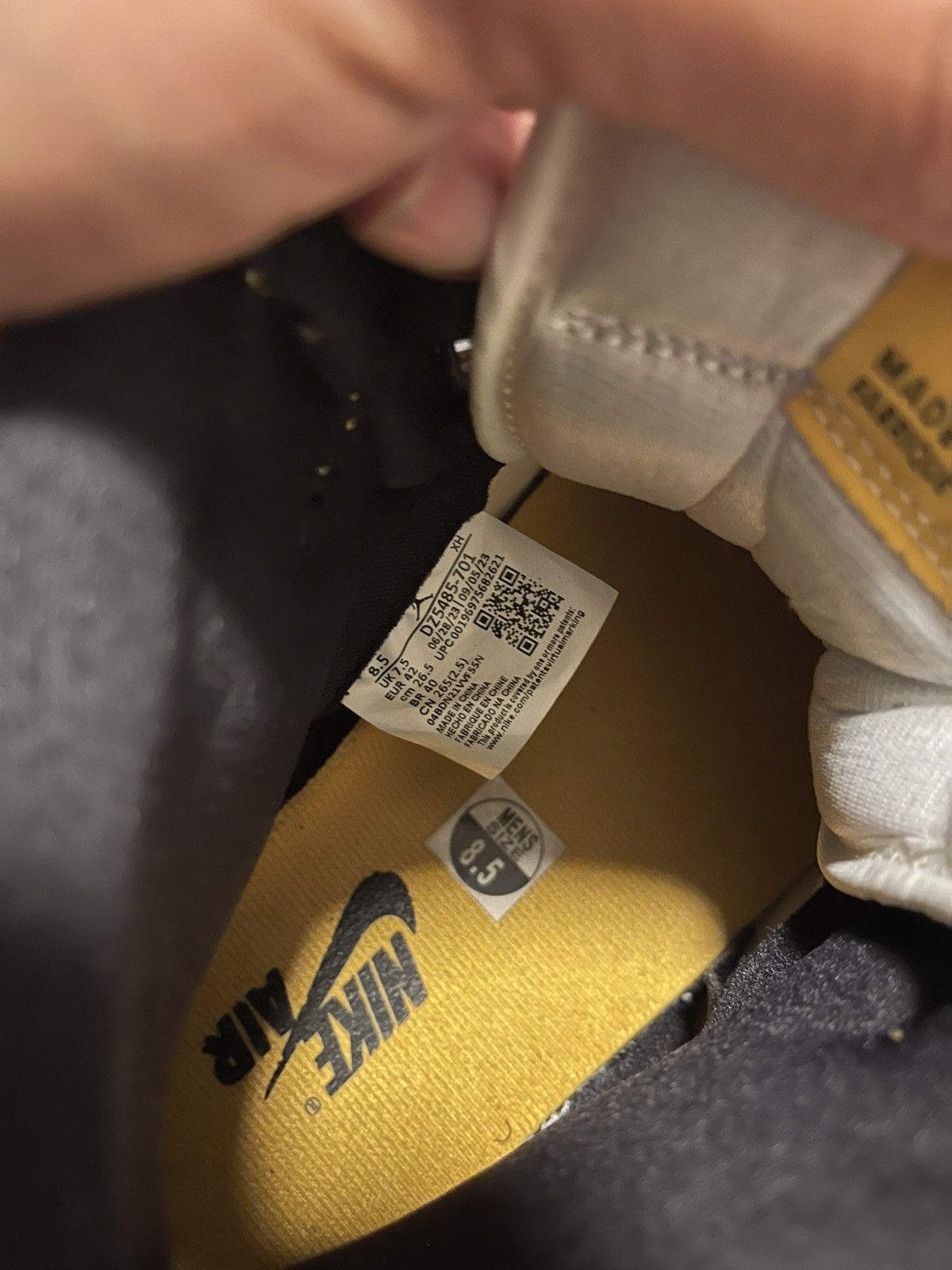 Nike AIR JORDAN 1 RETRO HIGH OG "YELLOW OCHRE" Size US 8.5 / EU 41-42 - 7 Thumbnail