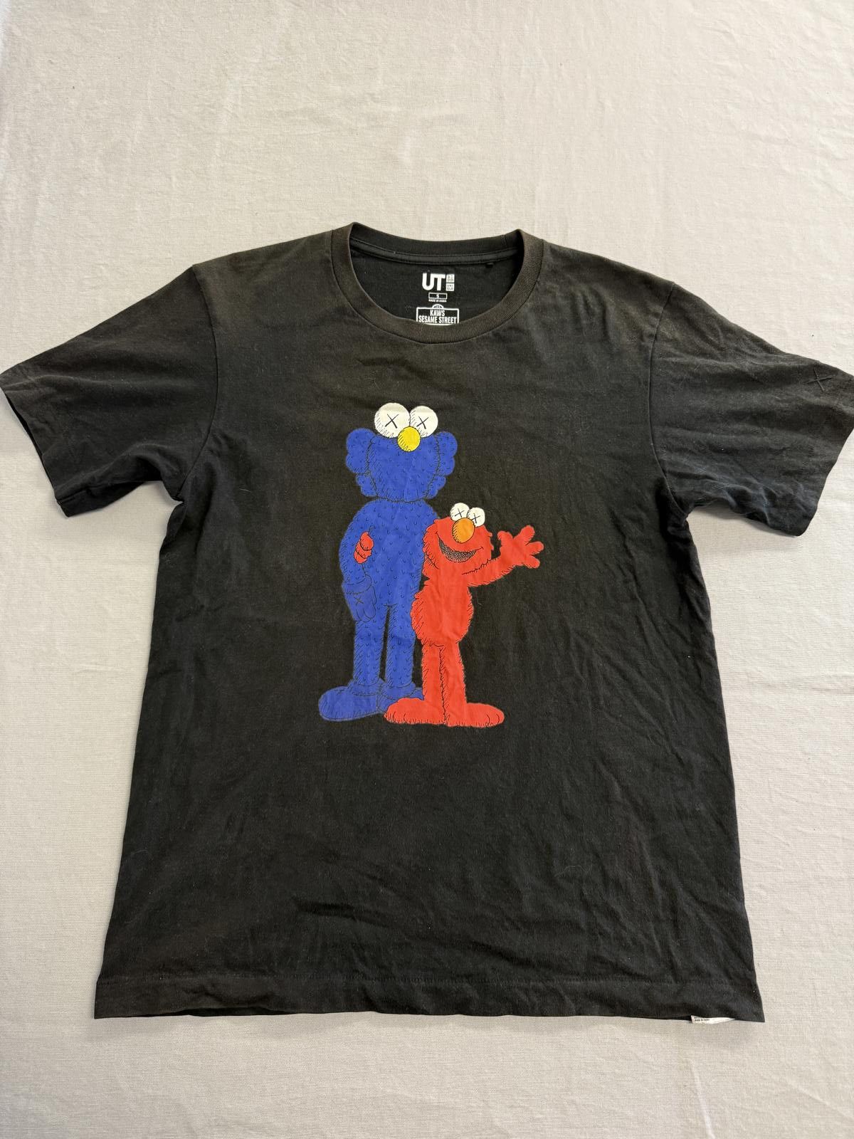 Uniqlo Kaws x Sesame Street T-shirt Cookie x Elmo Uniqlo Tee S Size US S / EU 44-46 / 1 - 1 Thumbnail