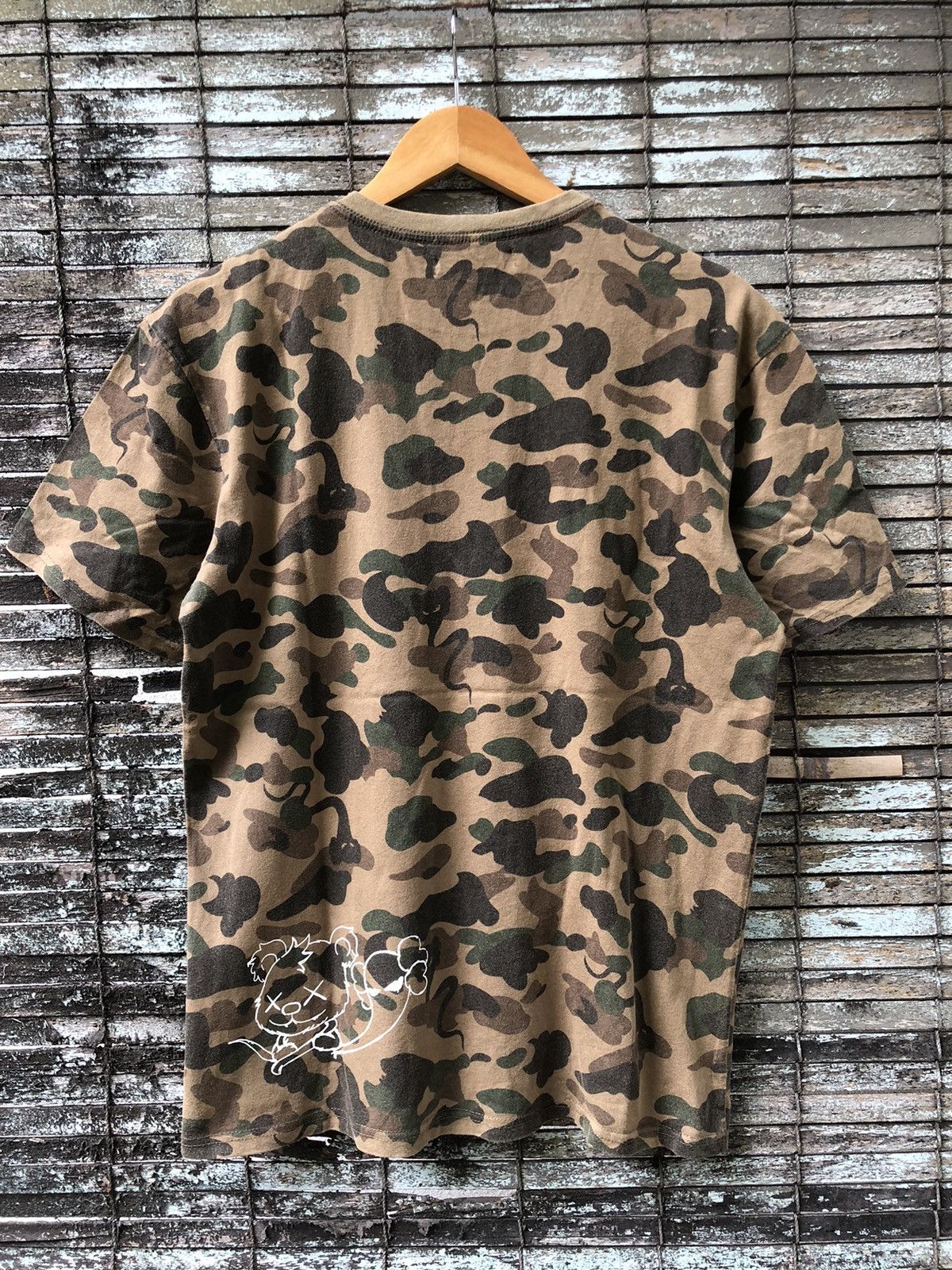 Japanese Brand RARE Vintage Japanese Brands Kaws Camo Tshirt Size US L / EU 52-54 / 3 - 9 Thumbnail