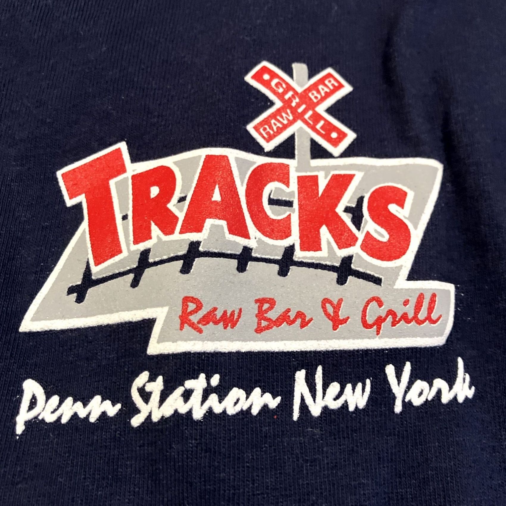 Gildan VINTAGE TRACKS RAW BAR & GRILL PENN STATION T Shirt XXL RARE NWOT Size US XXL / EU 58 / 5 - 2 Thumbnail