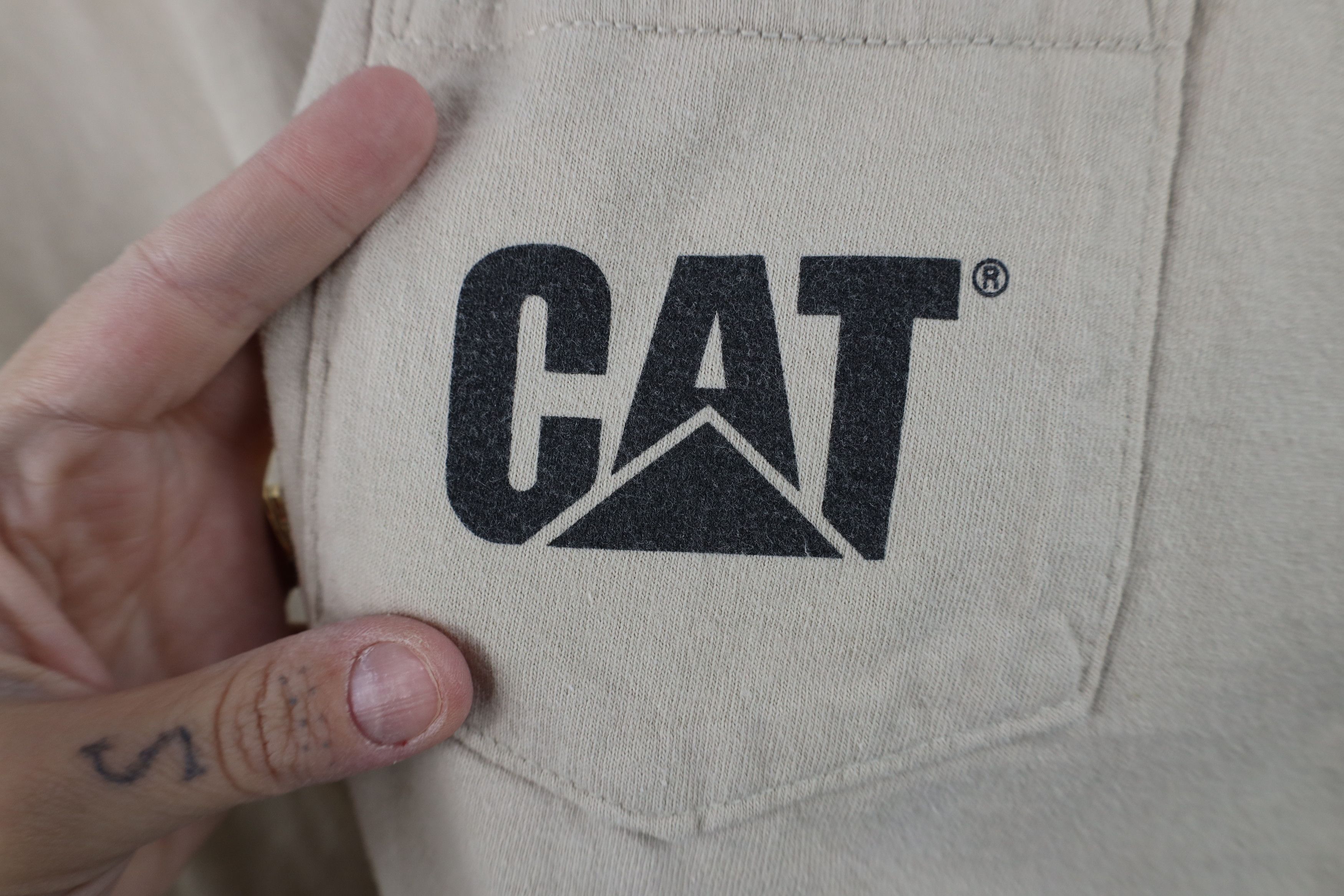 Gildan Vintage Y2K Cat Caterpillar Spell Out Pocket T-Shirt Beige Size US XL / EU 56 / 4 - 4 Thumbnail