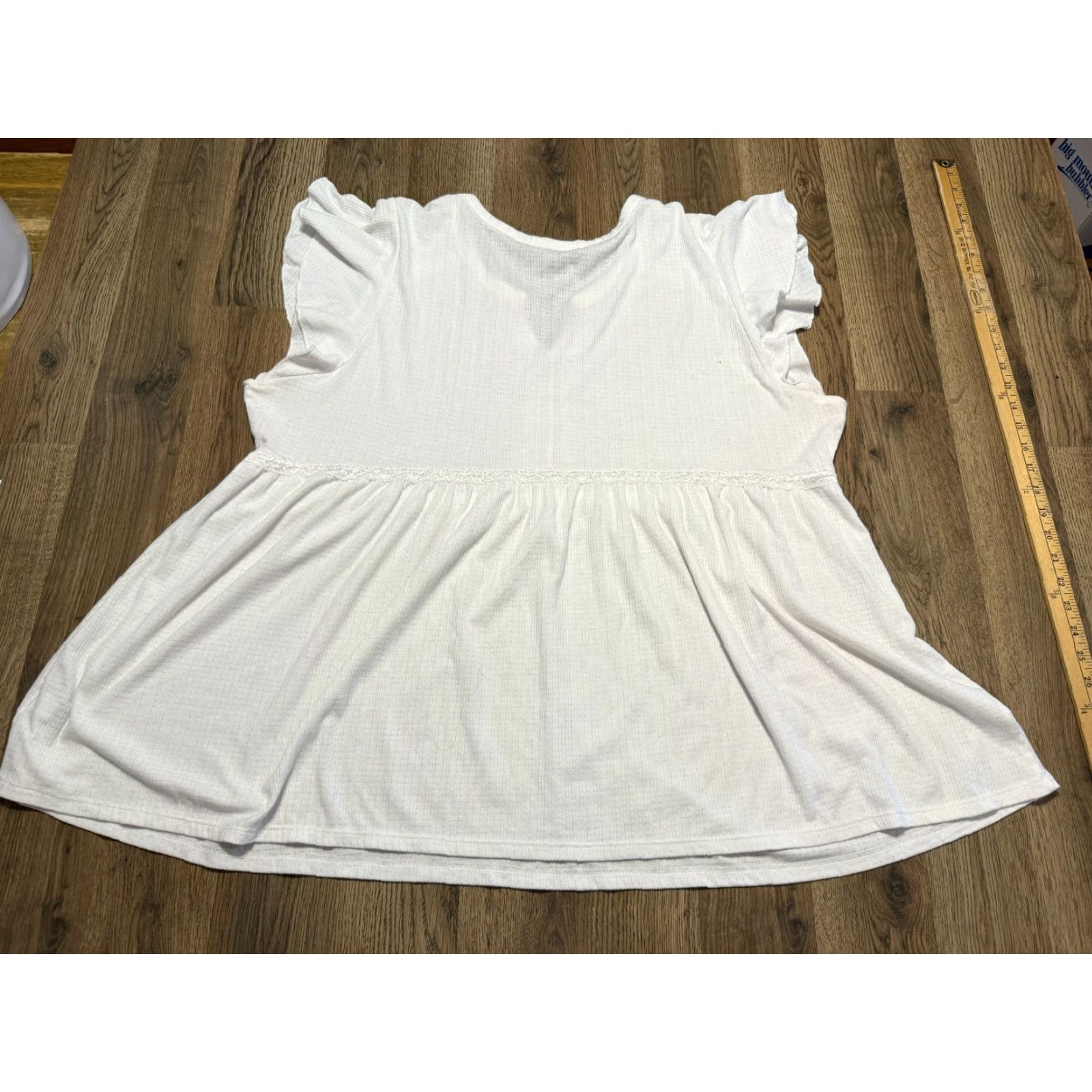 Torrid Torrid Shirts Blouse Women's Size 4 White Flutter Sleeve V-Neck Lightweight Shirt Womens Size 4 White Flutter Sleeve V-Neck Lightweight Torrid Shirts Size S / US 4 / IT 40 - 4 Thumbnail