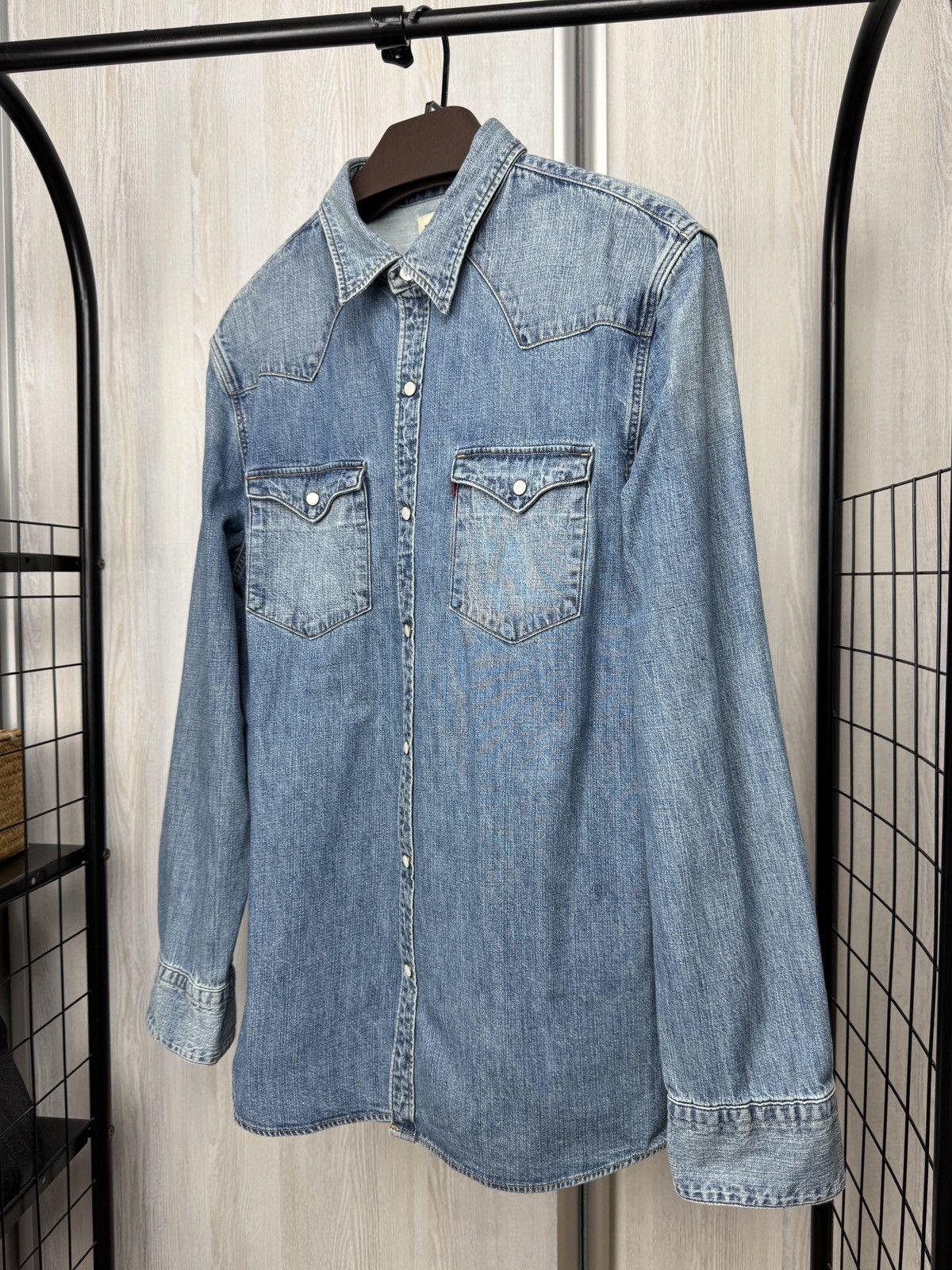 Levi's Levi’s blue denim faded long sleeve shirt Size US XL / EU 56 / 4 - 4 Thumbnail
