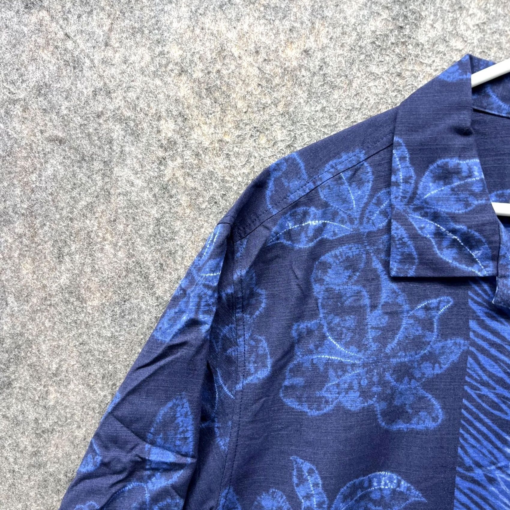 Tommy Bahama VINTAGE Tommy Bahama Shirt Men Large Blue Floral Button-Down Casual Preppy Short Sleeve World of Silk Cleans at Home Button-Up Midcentury Size US L / EU 52-54 / 3 - 3 Thumbnail