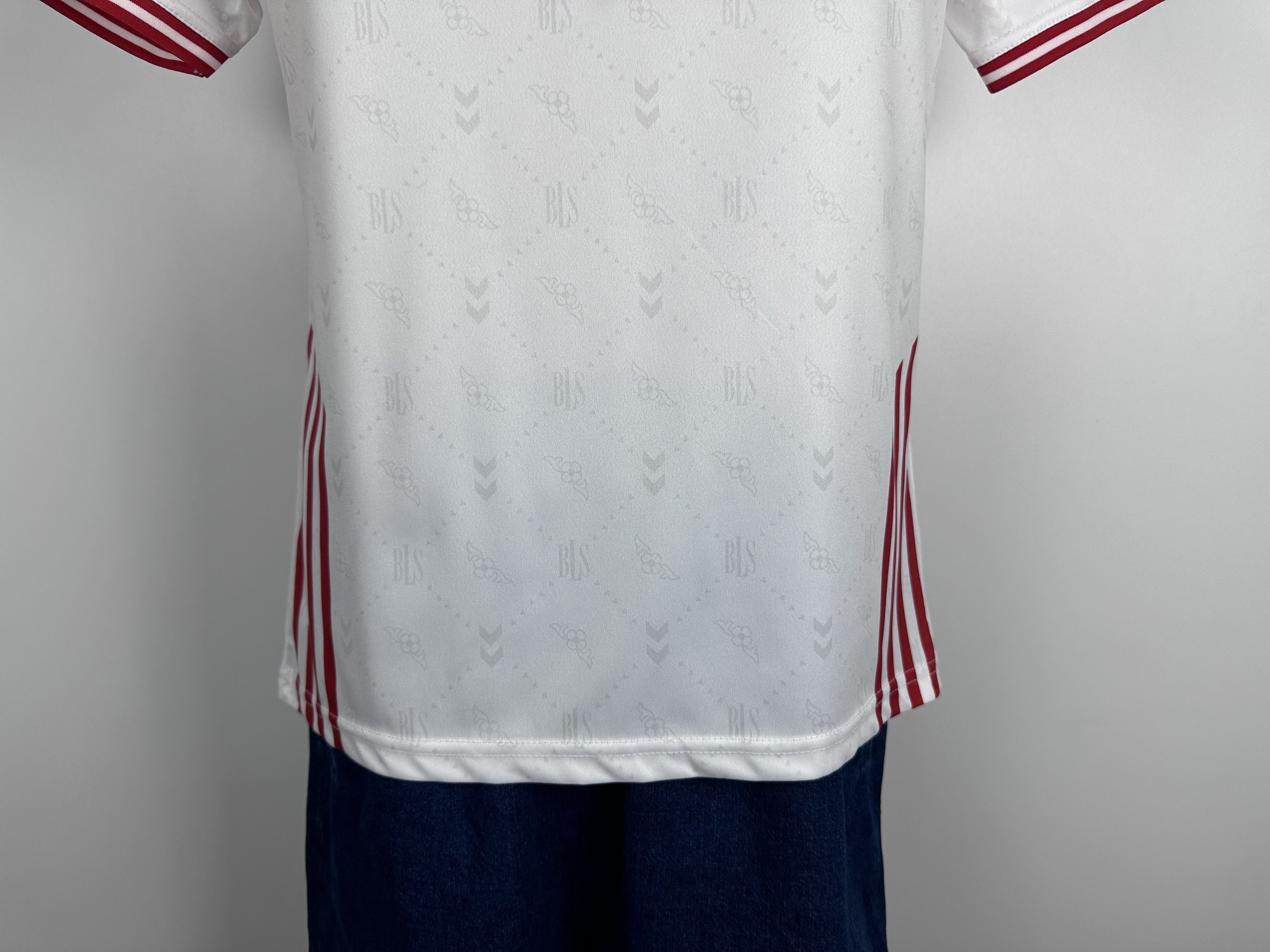 Hummel DENMARK 2022 SHIRT FOOTBALL SOCCER JERSEY HUMMEL #8 Delaney Size US S / EU 44-46 / 1 - 8 Thumbnail