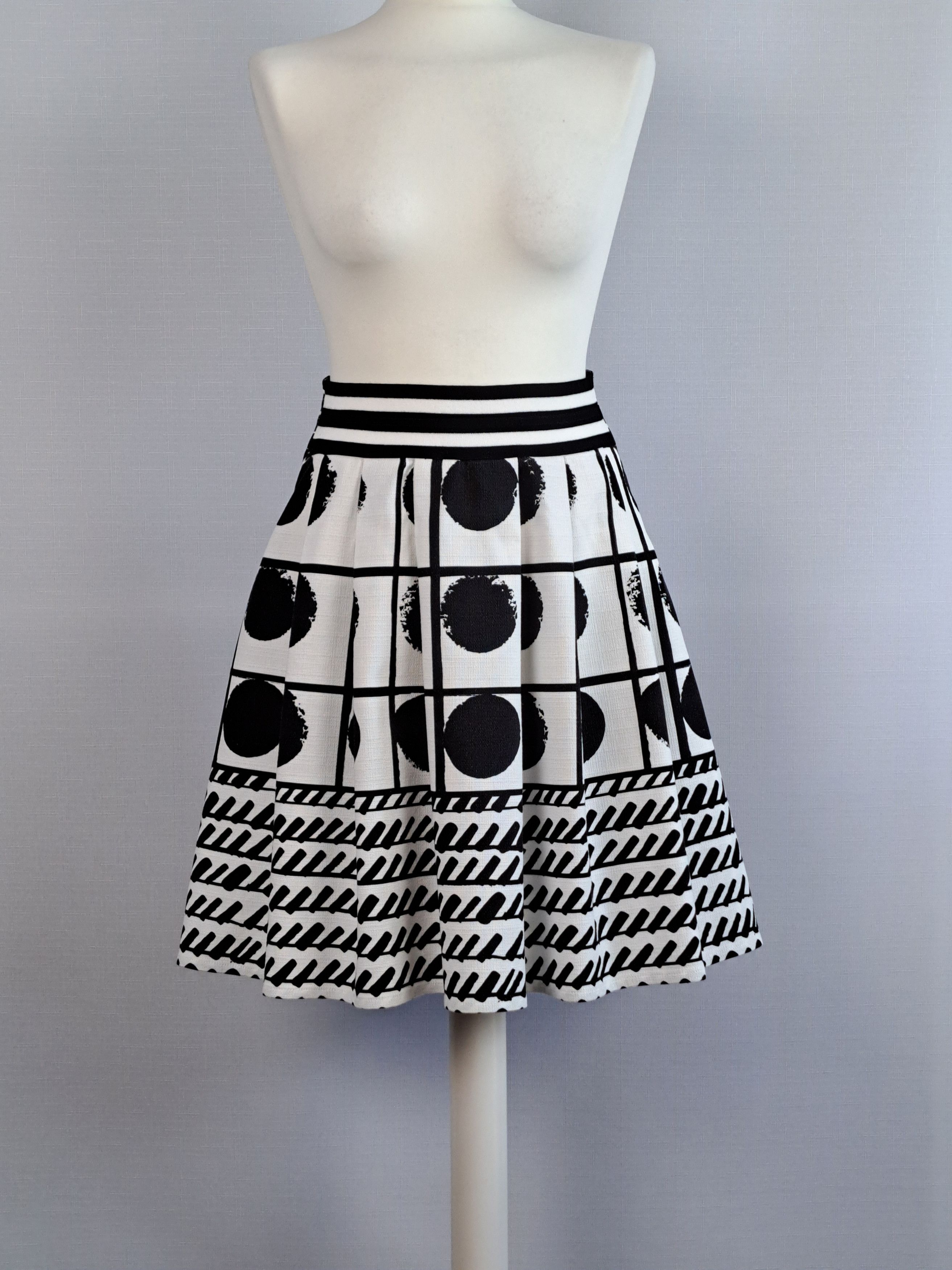 SAVE THE QUEEN skirt. Size M
