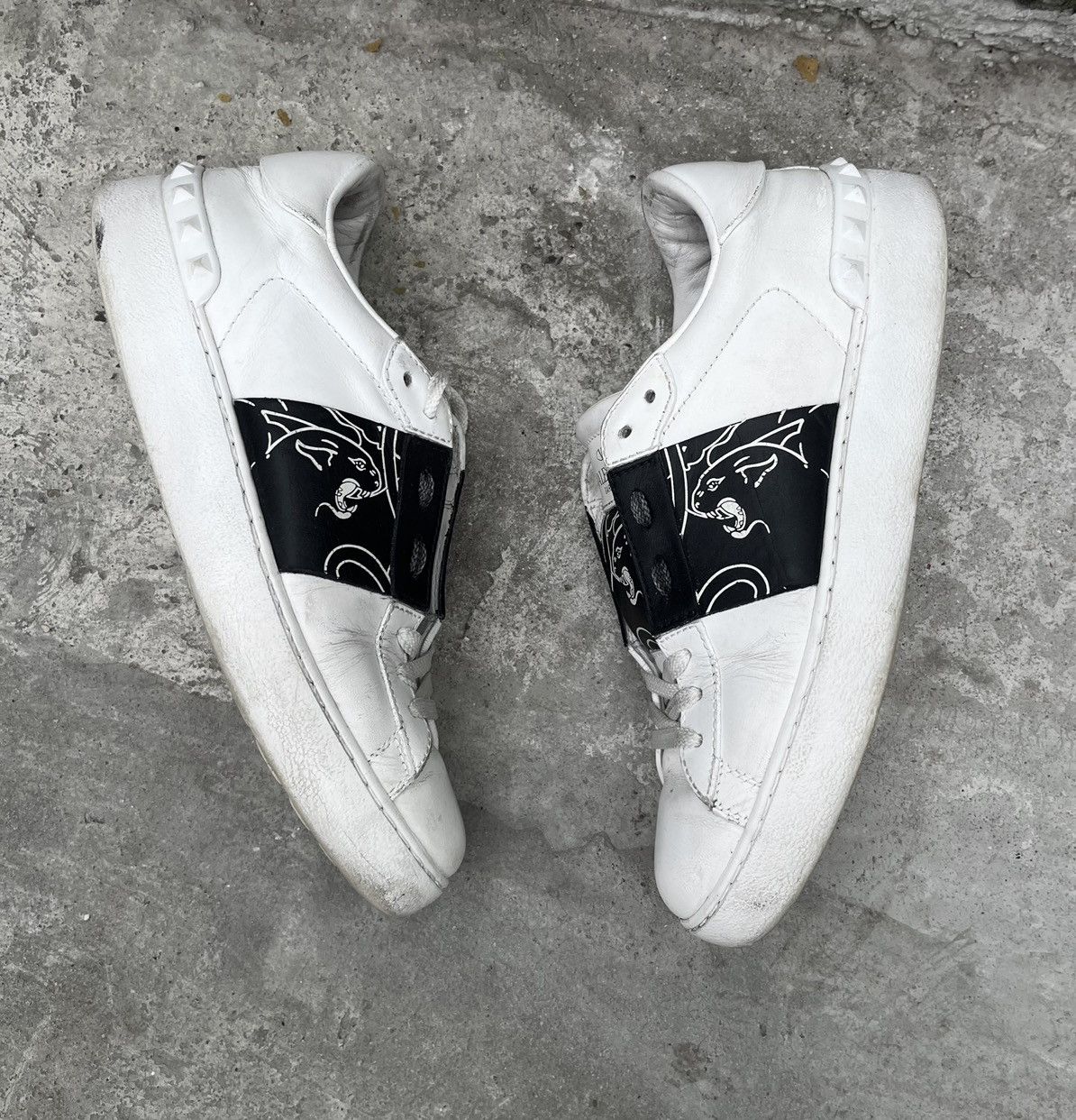 Valentino Valentino Garavani pantera low top leather sneakers Size US 7 / IT 37 - 1 Thumbnail