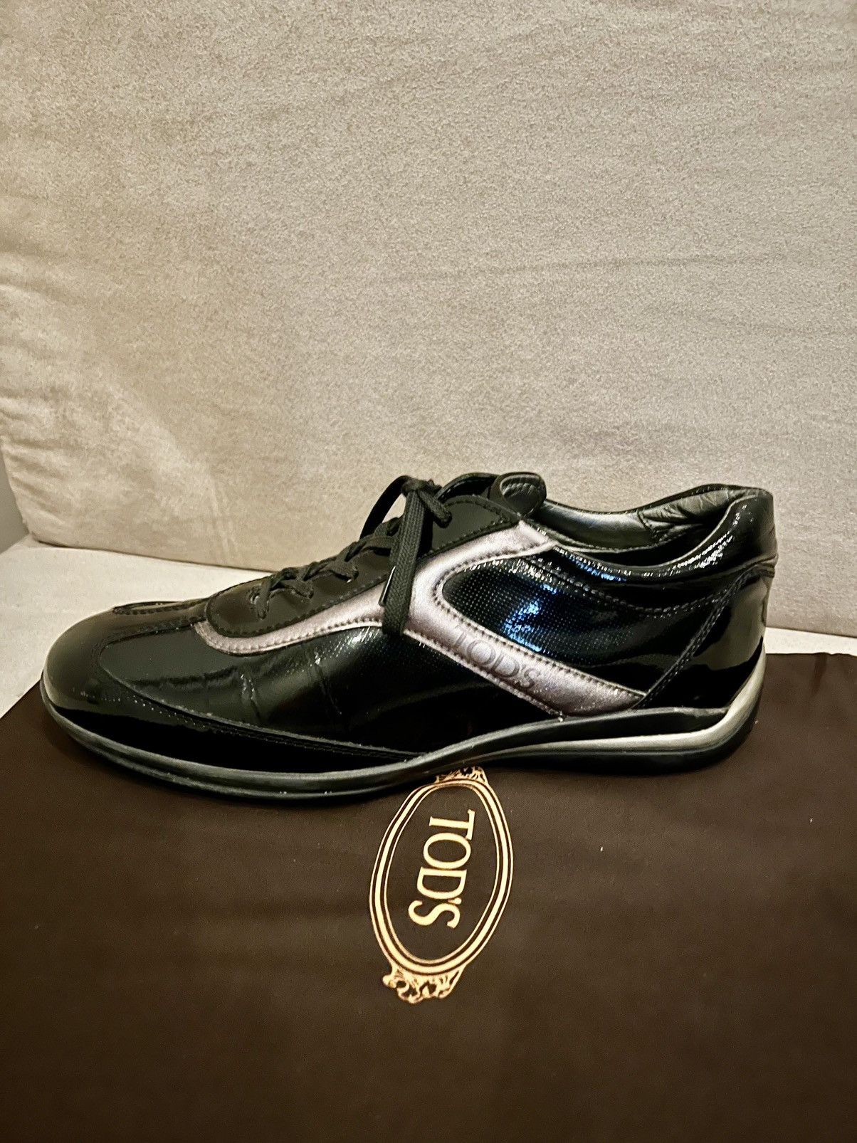 TOD’S men’s black paten leather sneaker