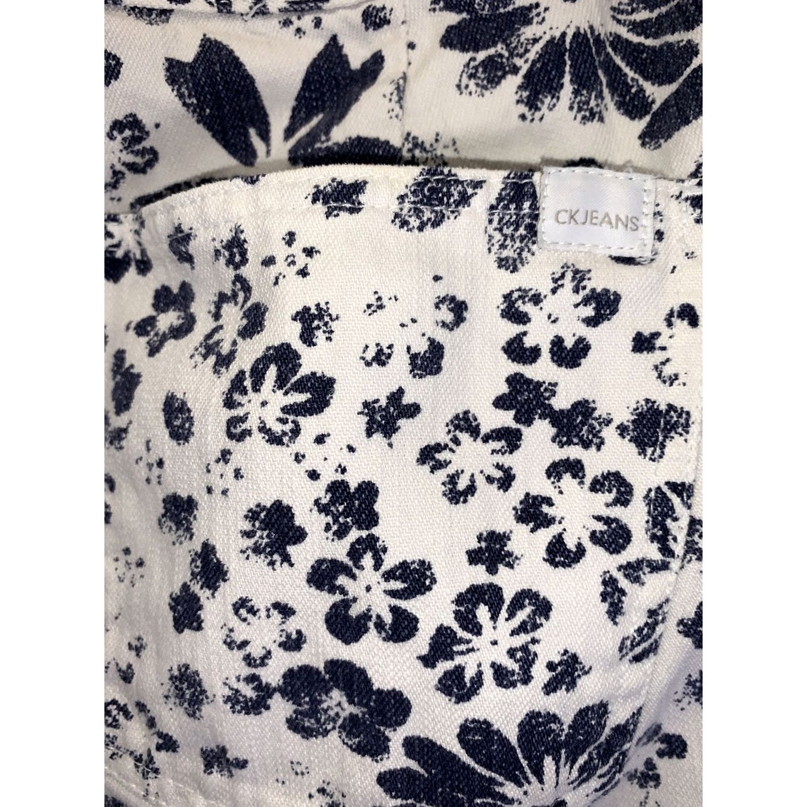 Calvin Klein Calvin Klein Womens Capri Crop Jeans Denim Blue White Floral Print Size 6 Cotton Denim Capris 7474 Ladies Size 28" / US 6 / IT 42 - 7 Thumbnail